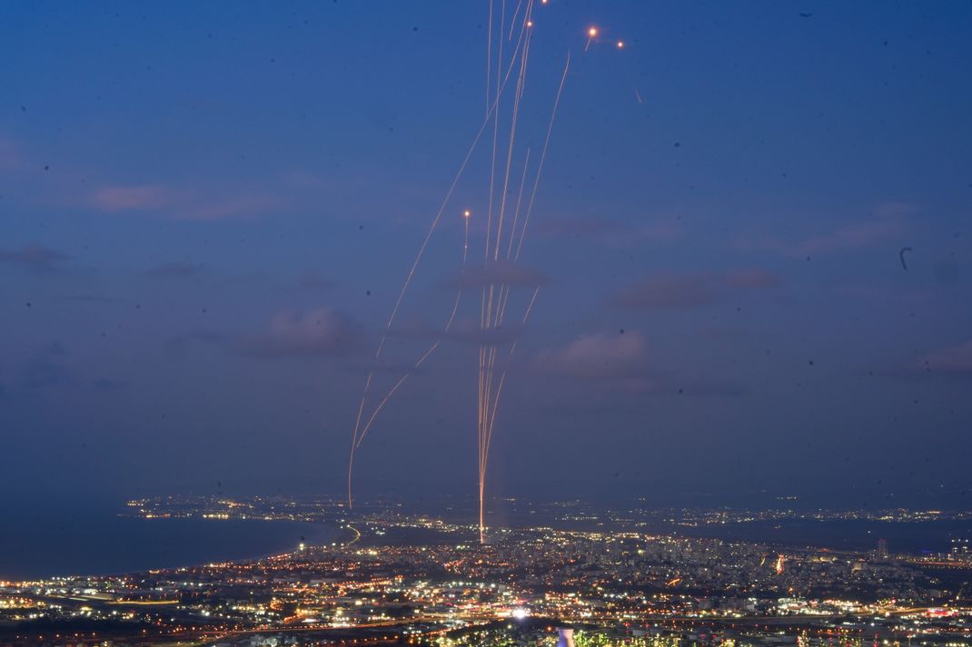 Vom Libanon gestartete Raketen werden von Israels Iron Dome abgefangen.