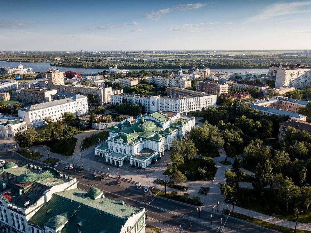 Ostalgie in Omsk: Mittendrin thront das Schauspielhaus im sibirischen Barock-Stil.