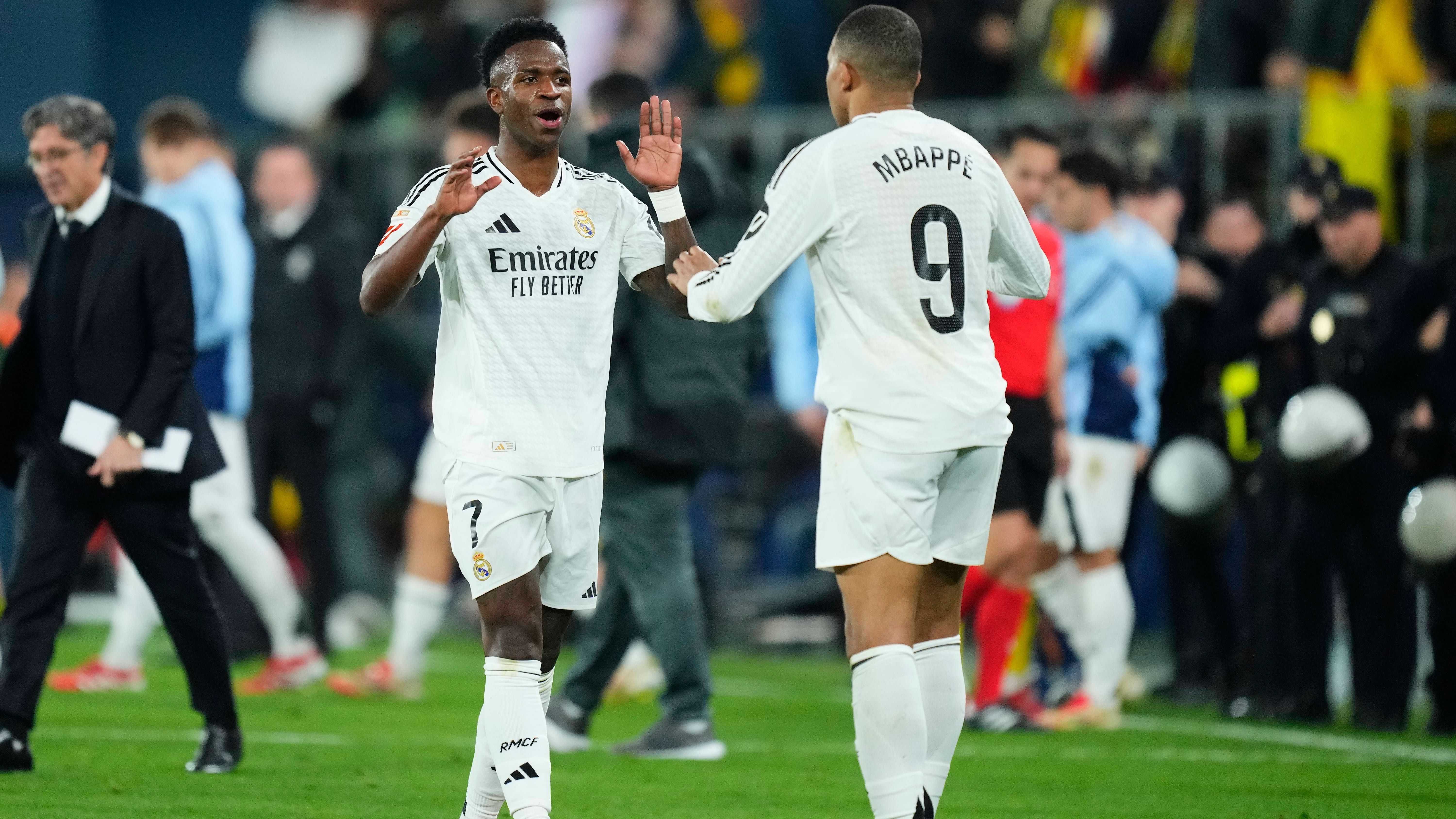 <em><strong>Vinicius Junior (Real Madrid)</strong><br>Vinicius Jr. soll sich mit Real Madrid auf einen neuen Vertrag geeinigt haben, das berichtet die "AS". Demnach wird sich der Brasilianer bis 2030 vertraglich binden und dabei mächtig abkassieren. Dem Bericht zufolge soll der 24-Jährige in den kommenden fünf Jahren insgesamt 100 Millionen Euro netto verdienen. Dies würde ihn zum bestbezahlten Spieler des Klubs machen ...</em>