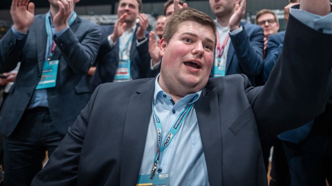 Johannes Volkmann (vorne), Enkel von Altkanzler Kohl, freut sich beim CDU-Bundesparteitag nach seiner Wahl in den Bundesvorstand der CDU. 