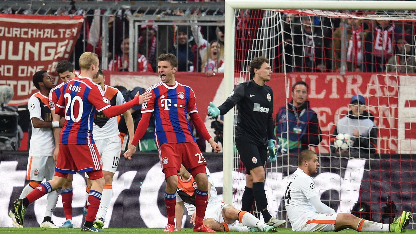 
                <strong>FC Bayern München - Shakhtar Donetsk 7:0 (11. März 2015)</strong><br>
                Nach einem enttäuschenden 0:0 im Achtelfinal-Hinspiel dreht das Guardiola-Team im Rückspiel auf. Fünf Tore im zweiten Durchgang sichern am Ende souverän den Einzug ins Viertelfinale.
              