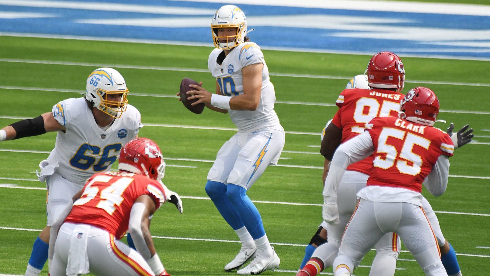 
                <strong>Justin Herbert (Los Angeles Chargers)</strong><br>
                Ein überraschendes Debüt feierte Justin Herbert. Kurz vor Spielbeginn gegen die Kansas City Chiefs erfuhr er, dass er als Starter auflaufen wird. Der Grund: Tyrod Taylor musste wegen Atemproblemen ins Krankenhaus, das er aber abends wieder verlassen konnte. Herbert nutzte die Chance und lieferte ein starkes Spiel gegen den amtierenden Super-Bowl-Sieger ab. Er brachte 22 von 33 Pässen für 311 Yards an den Mann. Zudem warf er einen Touchdown, aber auch eine Interception.
              