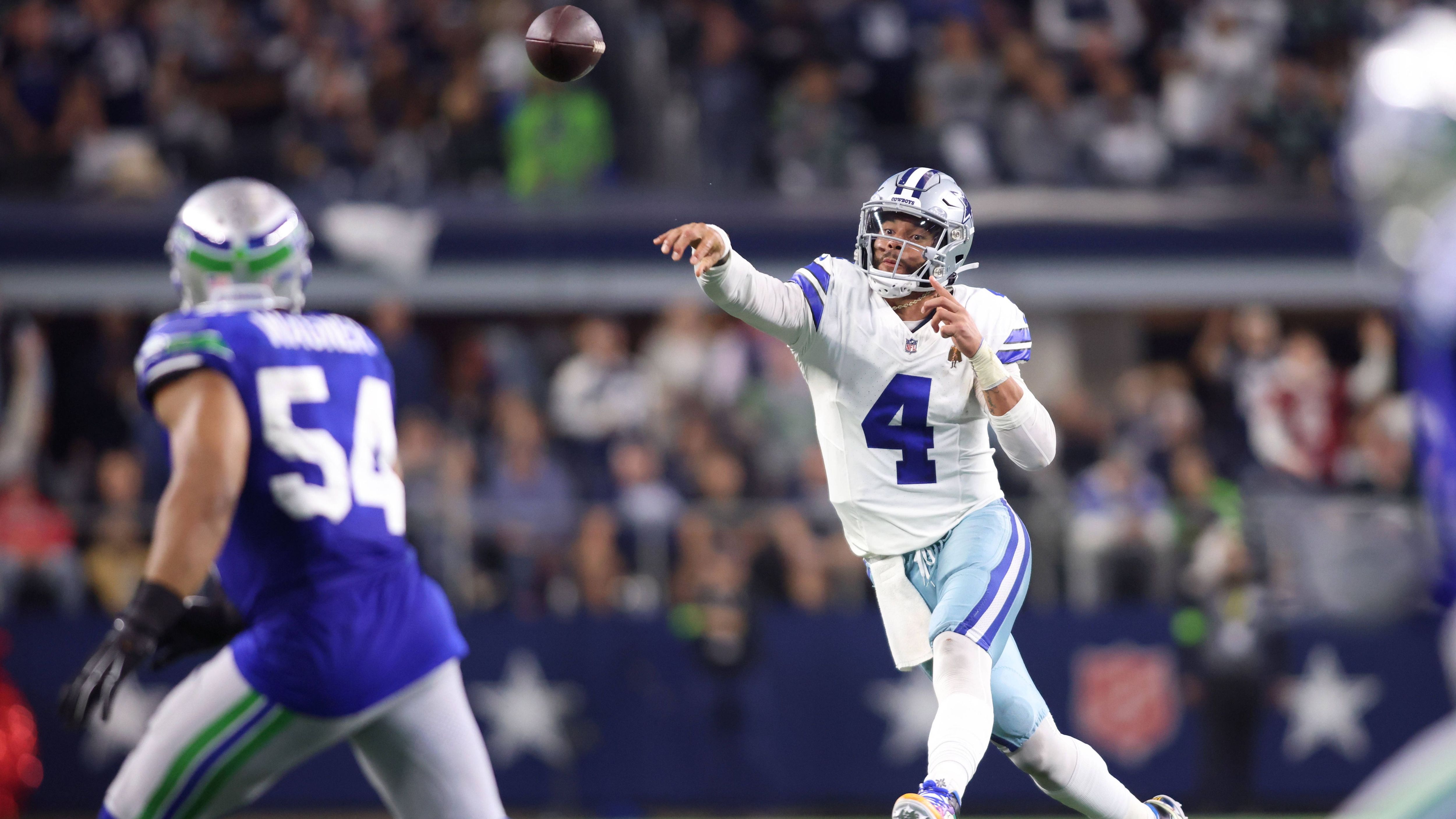 <strong>Brillanter Dak Prescott</strong> <br>In den vergangenen sechs Spielen verzeichnete der Cowboys-Spielmacher 20 Touchdown-Pässe bei nur zwei Interceptions - drei Touchdowns und kein Pick davon gegen Seattle. Er ist damit erst der neunte Spieler in der Historie, der mindestens 20 Touchdowns und zwei oder weniger Interceptions in sechs aufeinanderfolgenden Spielen einer Saison erreichen konnte.&nbsp;