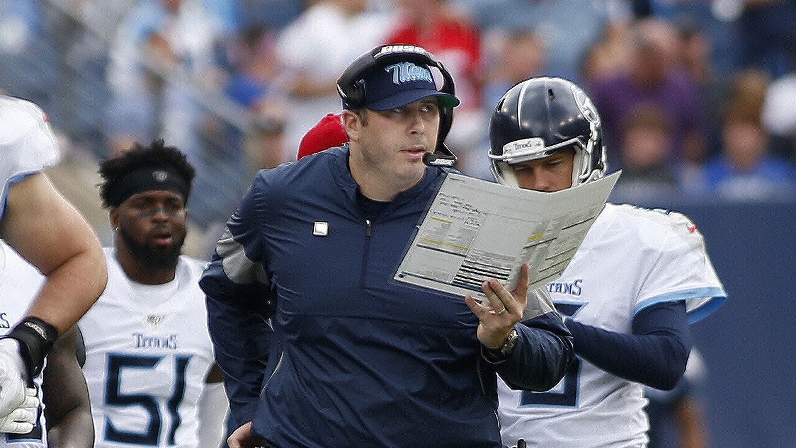 
                <strong>Arthur Smith (Offensive Coordinator der Tennessee Titans)</strong><br>
                Oder bedienen sich die Detroit Lions womöglich bei den Tennessee Titans? Dort zählt Arthur Smith seit 2011 zum Coaching Staff. Jahrelang übernahm er dort Assistant-Jobs, ehe ihm 2016 die Tight Ends anvertraut wurden. Seit 2019 trägt der einstige Offensive Lineman die Verantwortung für die komplette Angriffsreihe. Und spätestens seit der Ankunft von Ryan Tannehill funktioniert die ja ganz vorzüglich. Sein Vater ist übrigens der "FedEx"-Gründer Frederick W. Smith. Das nur als Fun Fact, auch wenn diese Portion Vitamin B ihn wohl nicht näher an den Job bei den Lions herantragen wird.
              