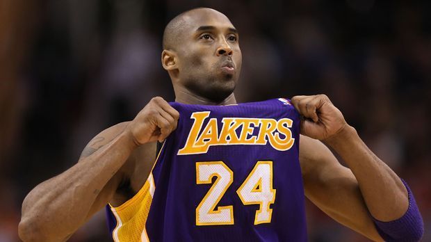 
                <strong>Treue zu den Lakers</strong><br>
                Bryant und seine Lakers: Seit Jahren wird er als "Black Mamba" bezeichnet. Den Spitznamen legt er sich selbst zu - in Anlehnung an die Schlange aus dem Film "Kill Bill" von Quentin Tarantino. Bei den LA Lakers geht sein Stern im Jahr 1996 auf. Er bleibt seiner Franchise in all seinen 19 NBA-Jahren treu.
              