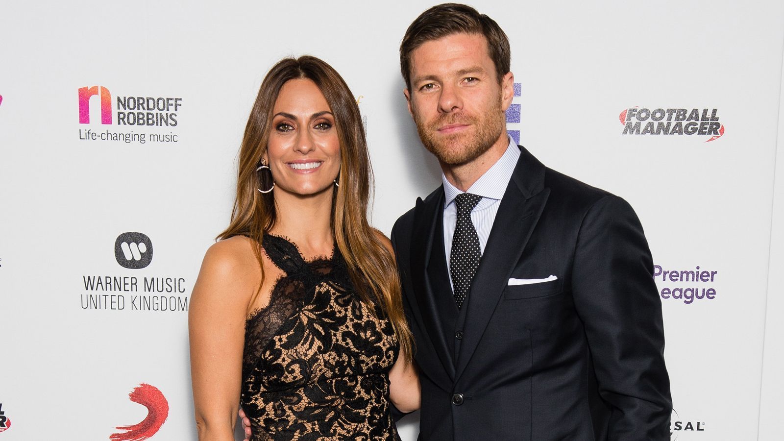 
                <strong>Neuer Gladbach-Trainer? So tickt Xabi Alonso</strong><br>
                Privat fand Alonso sein Glück an der Seite von Model und Schauspielerin Nagore Aramburu. Das Paar heiratete 2009 und hat drei gemeinsame Kinder. Nagore Aramburu stand Alonso auch bei einem seiner wenigen "Skandale" zur Seite. 
              