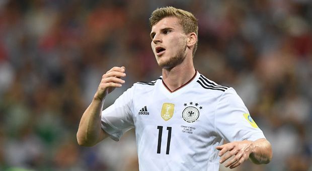 
                <strong>Timo Werner</strong><br>
                Wunderbarer Pass auf Goretzka vor dem 2:0. Ansonsten bewegt sich der Leipziger meist auf Höhe der mexikanischen Abwehrkette und wartet auf den tödlichen Pass. Einmal kommt der auch, doch der Leipziger scheitert aus sieben Metern an Ochoa. Taucht etwas ab, als die Mexikaner im Lauf der ersten Hälfte immer mehr Druck entfalten. Werner vegibt auch kurz nach dem Seitenwechsel allein vor dem Tor - allerdings auch, weil er etwas gestoßen wird. Beim 3:0 kann Werner dann gar nicht mehr anders als zu treffen, so schön wird der Leipziger freigespielt. ran-Note: 3
              