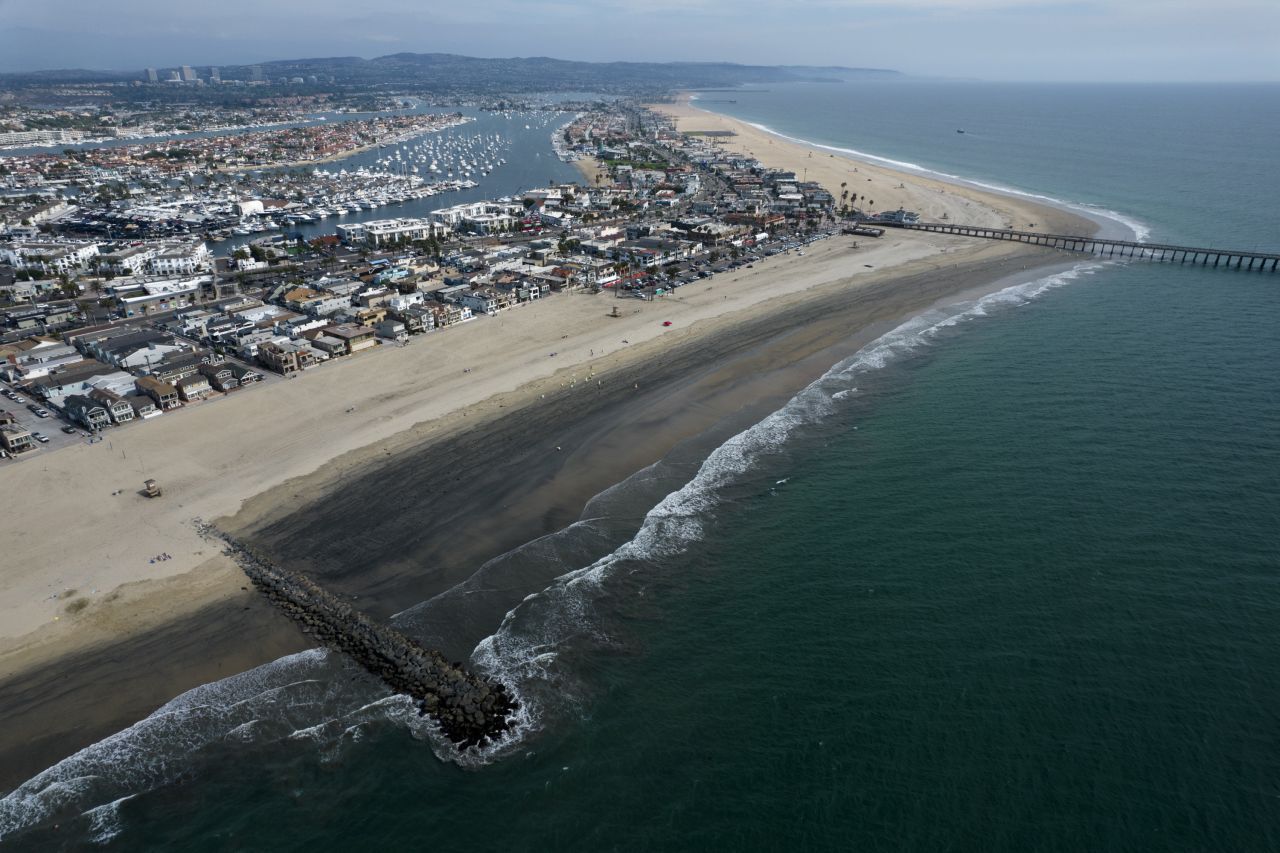 Huntington Beach: Erst 2021 flossen in der Nähe des kalifornischen Küstenortes Huntington Beach aus einer defekten Pipeline schätzungsweise 500.000 Liter Öl ins Meer. Später war von mindestens 95.000 Litern die Rede. Angeblich soll ein Schiffsanker die Pipeline beschädigt haben. Trotz dem Einsatz von schwimmenden Barrieren erreichte das Öl die Küste. 