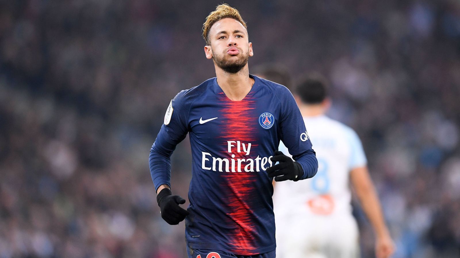 
                <strong>Neymar (Paris Saint-Germain)</strong><br>
                Bei einem Blick auf seine Gehaltsabrechnung wird PSG-Star Neymar vermutlich zufrieden nicken. Wie "Football Leaks" enthüllt, soll der Brasilianer in Paris ein hübsches Grundgehalt ausgehandelt haben - 3.069.520 Euro. Monatlich, versteht sich. Pro Jahr also knapp 36,8 Millionen Euro. Plus Bonuszahlungen. Zum Vergleich: In Barcelona soll Neymar etwa 20 Millionen durch Boni verdient haben. Gut möglich, dass sich sein jährliches Gesamteinkommen in Frankreich also auf über 57 Millionen Euro beläuft. 
              