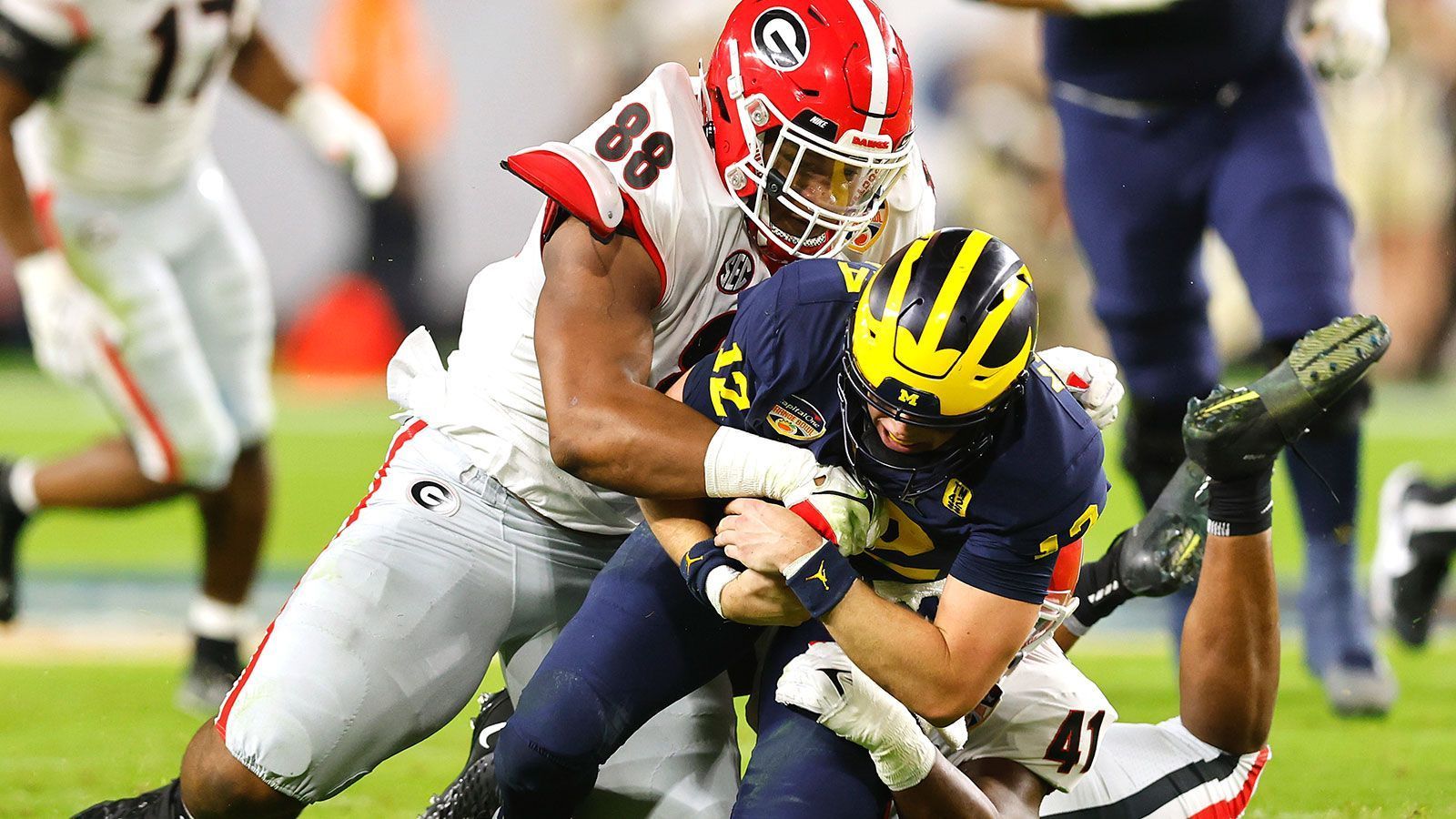 
                <strong>Jalen Carter (Defensive Tackle, Georgia)</strong><br>
                Carter (oben), ein wichtiger Bestandteil der starken Georgia-Defense der Vorsaison, dürfte als nahezu kompletter Defensive Lineman in die NFL kommen. Trotz einer Größe von rund 1,90 m und einem Gewicht von ca. 140 kg ist er flink auf den Beinen, beweglich und verlagert seinen Körperschwerpunkt schnell. Er verfügt über die nötige Spielübersicht, um Räume zu erkennen und die Dynamik, diese direkt zu schließen - sowohl gegen Lauf- als auch gegen Passspielzüge. Ebenfalls wichtig: Carter wird oft gedoppelt und öffnet dadurch Räume für durchbrechende Linebacker oder Edge Rusher.
              