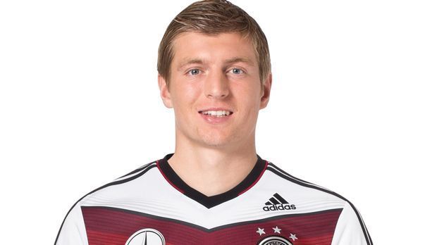 
                <strong>Toni Kroos</strong><br>
                Bei der WM 2010 war Kroos nie in der Startelf (vier Einwechslungen) – bei der EM 2012 auch nur einmal. Drei seiner fünf Länderspieltore erzielte er in der Qualifikation zur WM 2014.
              