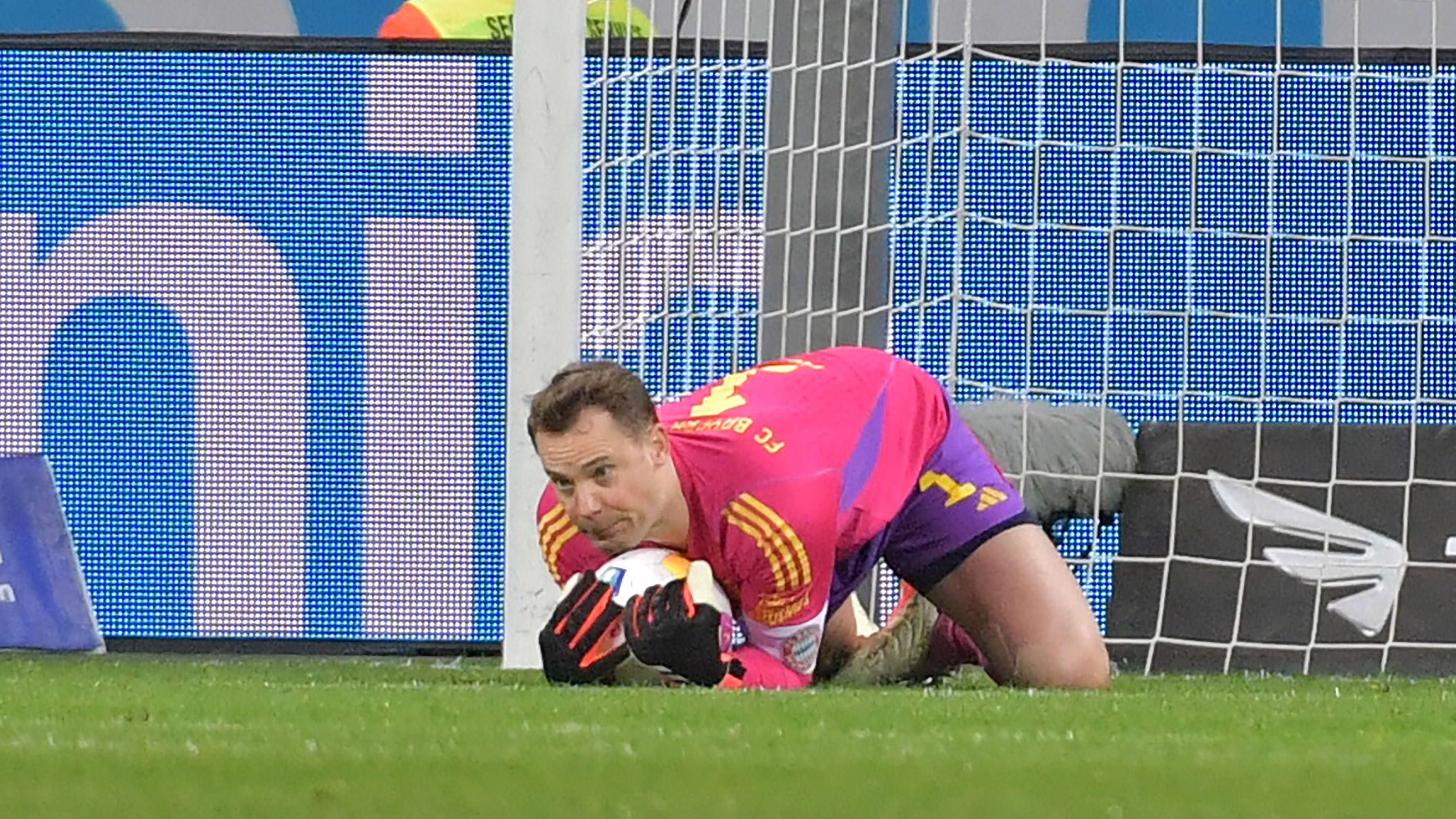 <strong>Manuel Neuer (FC Bayern)</strong><br>Der Kapitän ist trotz seiner Kniebeschwerden unter der Woche rechtzeitig zum Topspiel einsatzbereit. Rettet gegen den freistehenden Adli, ist bei Stanisics Schuss kurz danach aber ebenso chancenlos (18.) wie bei Grimaldos Tor zum 0:2 (50.). Gegen Tella (22.), Tah (23.) und Adli (37.) zur Stelle, aber Glück bei Grimaldos Ecke ans Kreuzeck, wo er wohl zu spät gekommen wäre (63.), und bei Frimpongs Pfostentreffer (88.). Zudem für seine Verhältnisse ungewohnt viele Fehlpässe und unnötig weit draußen vor Frimpongs 0:3 (90.). <strong><em>ran</em>-Note: 4</strong>