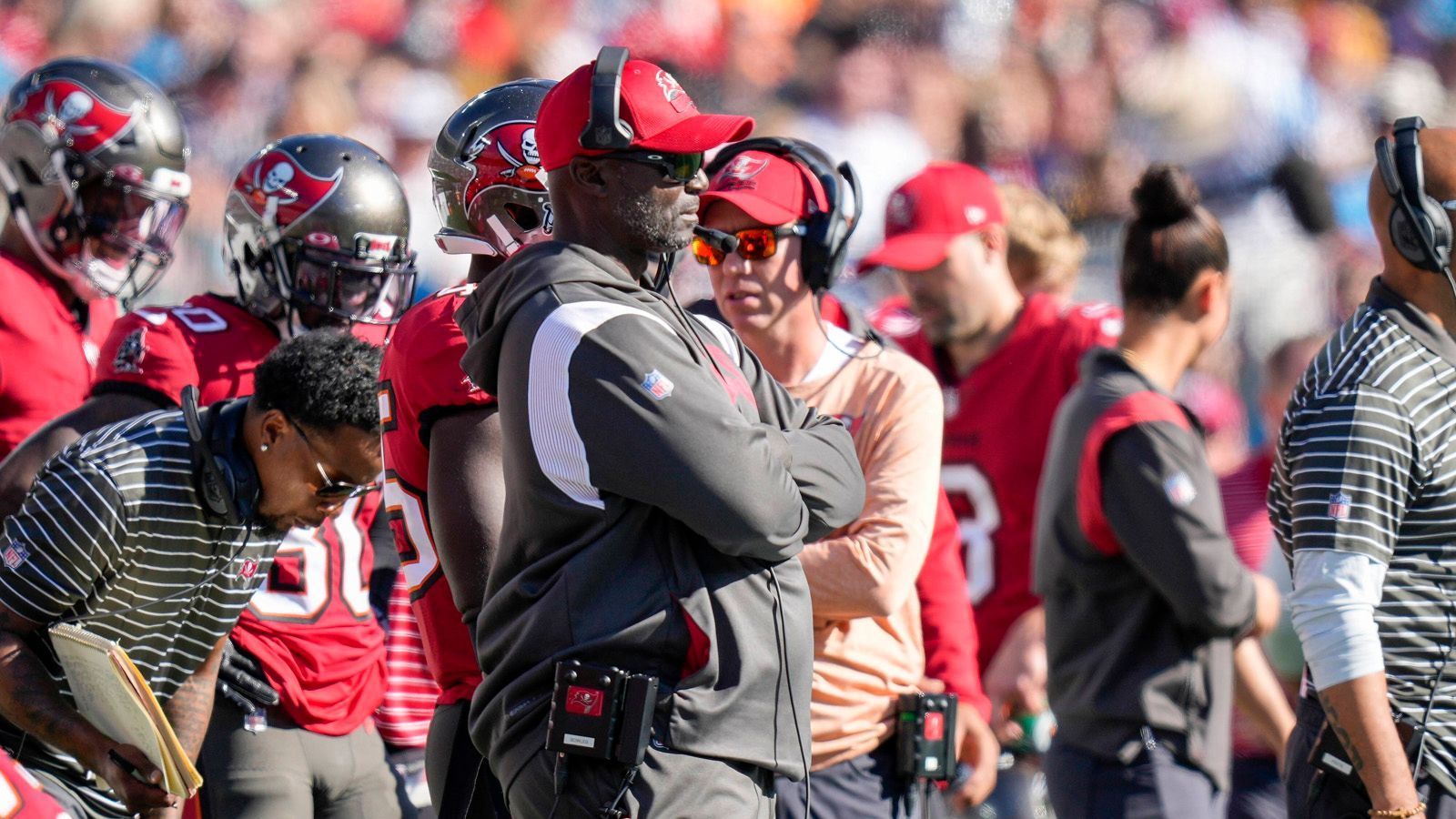 
                <strong>Coaching und Play Calling</strong><br>
                Neben den individuellen Leistungen auf dem Platz wirft auch das Coaching bei den Buccaneers Fragen auf. Gegen eine stark geschwächte Passverteidigung der Pittsburgh Steelers setzte Todd Bowles vergangene Woche voll aufs Laufspiel. Gegen die Carolina Panthers hingegen, die ihre Schwäche in der Laufverteidigung haben, ließ Bowles Tom Brady 49 Mal werfen. Auch die mangelnde Kreativität im Playbook ist ein Problem: Unter Bowles wird fast jedes First Down gelaufen - aus Prinzip. Hinzu kommt eine schwache Quote von 35 Prozent bei Third Downs sowie eine konservative Herangehensweise bei vierten Versuchen. Offensiv-Genie Bruce Arians wird vielleicht mehr vermisst, als man zugeben möchte.
              