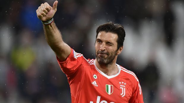 
                <strong>Gianluigi Buffon (Juventus Turin)</strong><br>
                Die Champions League ist der einzige Titel, der Italiens Torwart-Ikone Gianluigi Buffon bis heute noch fehlt. Ansonsten gewann der 40-Jährige alles, was es im Klubfußball zu gewinnen gibt. Dabei musste "Gigi" sogar mal ein Jahr in der 2. Liga Italiens, der Serie B, verbringen - ohne dafür sportlich die Verantwortung zu tragen. Juventus Turin wurde nachgewiesen, dass der Verein in Schiedsrichtermanipulationen involviert war. Die Folge war ein Zwangsabstieg im Sommer 2006, unmittelbar nach Italiens WM-Titel. Der frischgebackene Weltmeister Buffon ging diesen schwierigen Weg mit der "Alten Dame" mit. Schlussendlich blieb die Serie B für den aktuellen Tabellenführer der Serie A ein Intermezzo. Buffon und Co. stiegen mit 85 Punkten als Zweitliga-Meister sofort wieder auf.
              