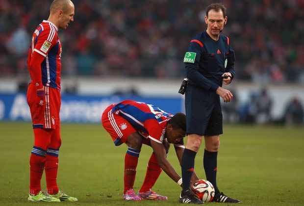 
                <strong>David Alaba</strong><br>
                David Alaba und die Freistöße - das ist eine Erfolgsstory. Der Linksfuß entpuppt sich immer mehr zum Standardexperten. "Ich trainiere das schon, seit ich 15 bin. Über die Jahre habe ich dann versucht, meine Technik zu verfeinern", sagt Alaba.
              