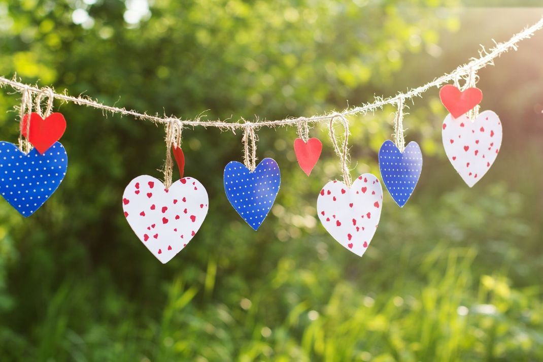 Eine Herz-Girlande verschönert am Tag der Liebe den Innen- und Außenbereich Ihrer Wohnung.