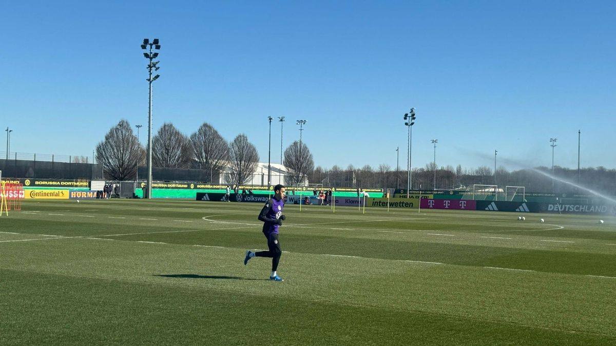 Sonnenschein und Rasensprenger: Jamal Musiala beim Training