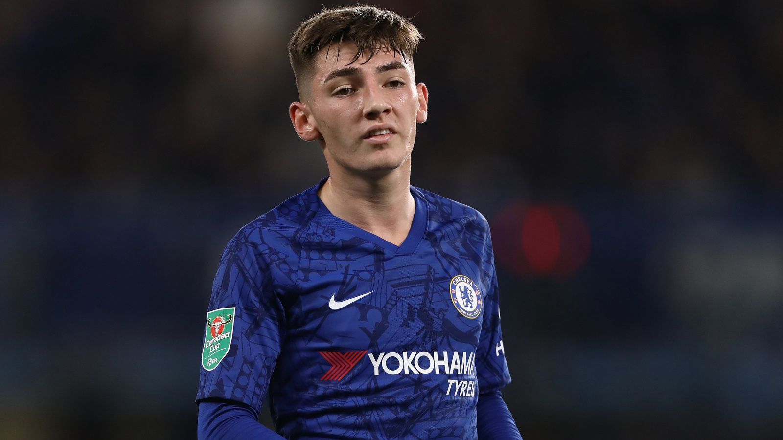 
                <strong>Billy Gilmour (Mittelfeldspieler, 18 Jahre)</strong><br>
                Billy Gilmour stammt ursprünglich aus dem Nachwuchs der Glasgow Rangers, wechselte mit 16 Jahren aber in die Jugendabteilung des FC Chelsea. In der Sommervorbereitung zur Saison 2019/2020 wurde er von Frank Lampard zur ersten Mannschaft hochgezogen. Der Schotte sammelt noch immer in der U23 Spielpraxis, gehört aber auch regelmäßig zum Profikader. Zwei Kurzeinsätze hatte er in der Premier League bereits. In der Champions League saß er bislang lediglich auf der Bank. Sein Vertrag in London läuft bis zum Sommer 2023.    
              