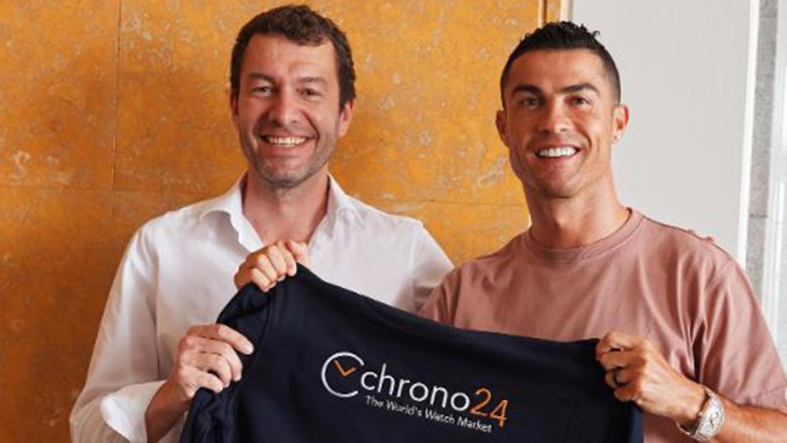 
                <strong>Investor in Luxusuhren</strong><br>
                Cristiano Ronaldo hat in ein Karlsruher Online-Portal für Luxusuhren investiert. Wie hoch die Summe ist, wurde nicht bekanntgegeben – das "Manager Magazin" zitiert einen Sprecher des Unternehmens: "Bei dem Betrag handelt es sich um eine signifikante Summe – sowohl für Cristiano Ronaldo als auch für Chrono24." Der Portugiese hat ein Faible für Luxusuhren, im Mai hatte er von einer anderen Luxusmarke eine extra für ihn angefertigte Uhr geschenkt bekommen, auf der er jubelnd verewigt war.  
              