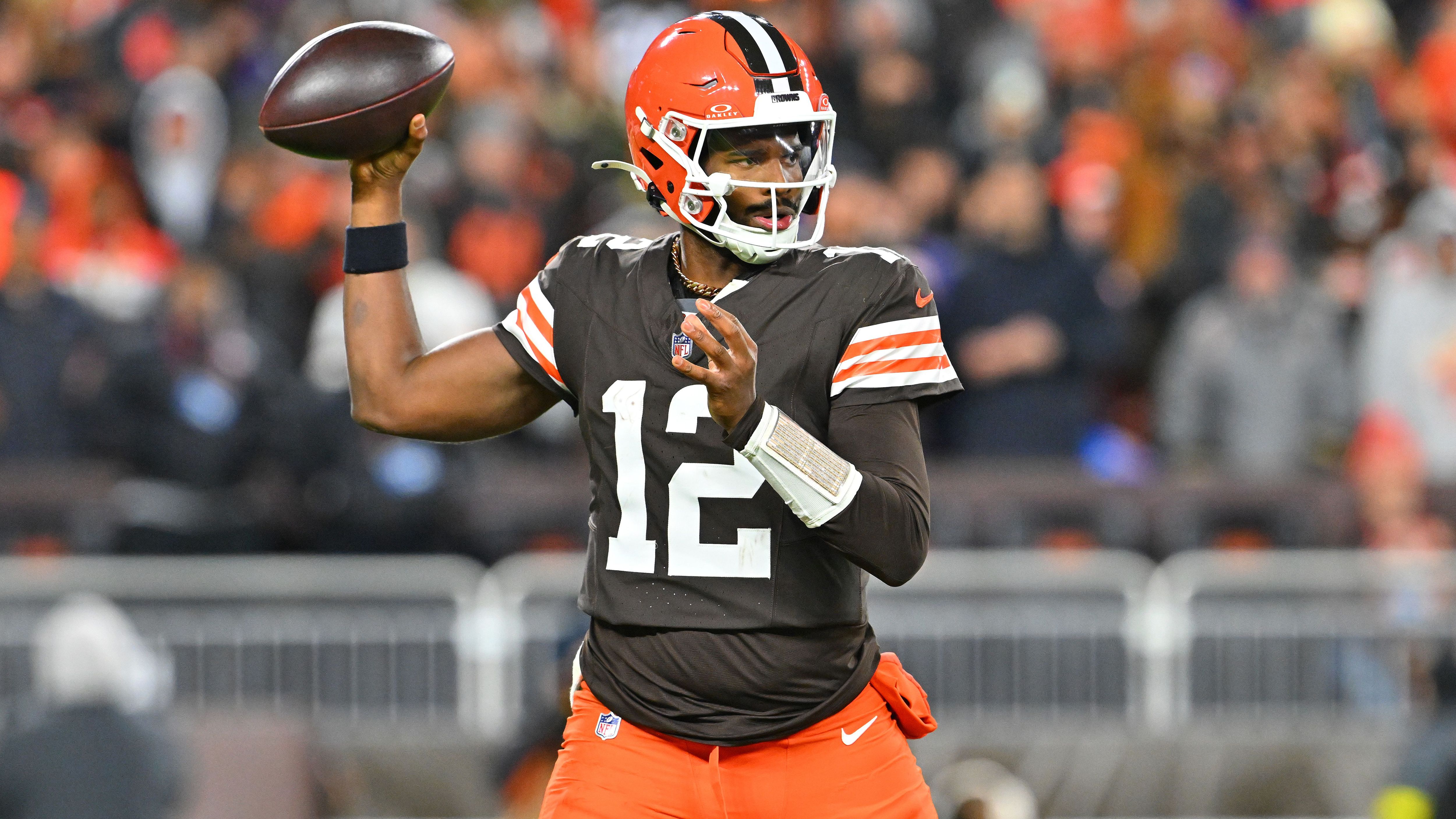 <strong>Cleveland Browns</strong><br>NFL-Premiere für Rookie Shedeur Sanders! Wie Coach Kevin Stefanski am Mittwoch verkündete, wird Sanders am Sonntag gegen die Las Vegas Raiders sein Debüt als Starter in einem NFL-Spiel absolvieren. Sanders musste nach dem Abgang von Joe Flacco zuletzt Dillon Gabriel den Vortritt lassen, doch der fällt wegen einer Gehirnerschütterung aus. Am vergangenen Wochenende ersetzte Sanders Gabriel nach dessen Verletzung bei der Niederlage gegen die Baltimore Ravens.<br>• Starter: Shedeur Sanders (Rookie, im Bild)<br>• Backups: -<br>• Practice Squad: Bailey Zappe<br>• Verletzt: Dillon Gabriel (Rookie), Deshaun Watson