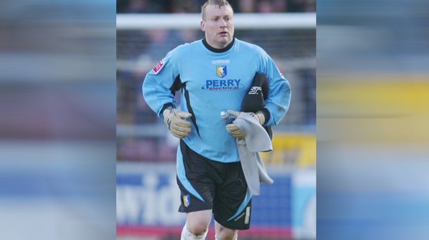 
                <strong>Kevin Pressman</strong><br>
                Sheffield-Wednesday-Legende Kevin Pressman nutzt seine Position als Torhüter und baut im Laufe seiner Karriere reichlich Übergewicht auf. Für den englischen Klub absolviert er mehr als 200 Partien in der Premier League.
              