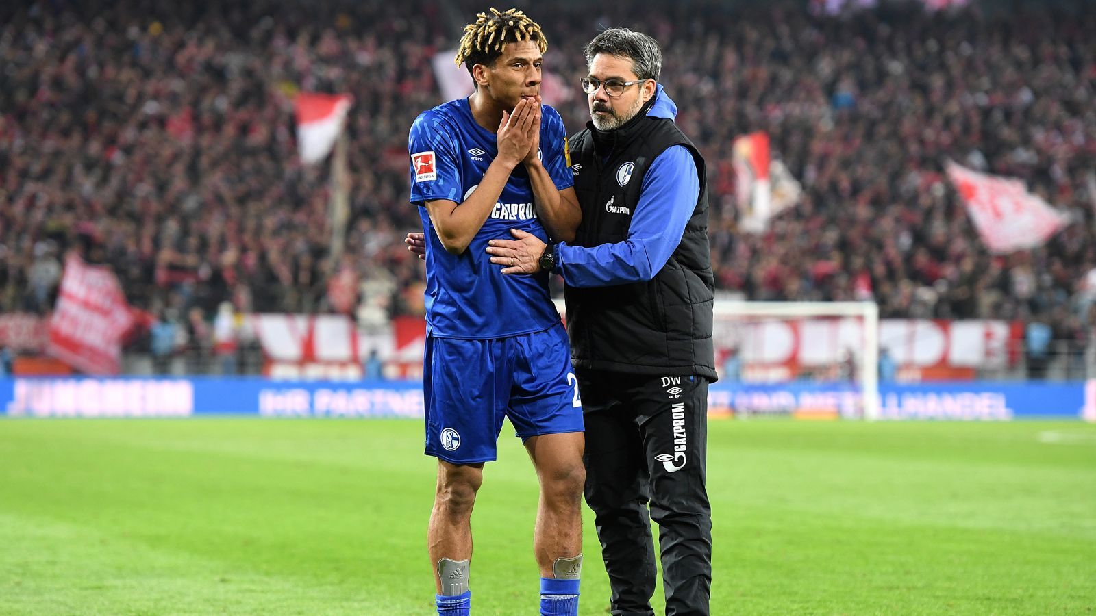 
                <strong>Jean-Clair Todibo</strong><br>
                Im Januar 2020 klopften die Schalker beim FC Barcelona an, um Abwehrtalent Jean-Clair Todibo auszuleihen. Der sechsmonatige Leih-Deal rund um den damals 20-Jährigen klappte, aber als Verstärkung erwies sich der Franzose dennoch nicht. So war es auch nicht verwunderlich, dass die Schalker die Kaufoption verstreichen ließen und Todibo nach zehn Pflichtspiel-Einsätzen zurück nach Barcelona schickten. Mittlerweile ist Todibo erneut verliehen und zwar an Benfica Lissabon - und es läuft noch schlechter als auf Schalke. "Er hat körperliche und taktische Defizite", fällte Benfica-Trainer Jorge Jesus ein vernichtendes Urteil über den Ex-Schalker Todibo. Bislang kam er für die Portugiesen noch überhaupt nicht zum Einsatz. Gut möglich daher, dass die bis 2022 vereinbarte Leihe sogar vorzeitig aufgelöst wird. 
              