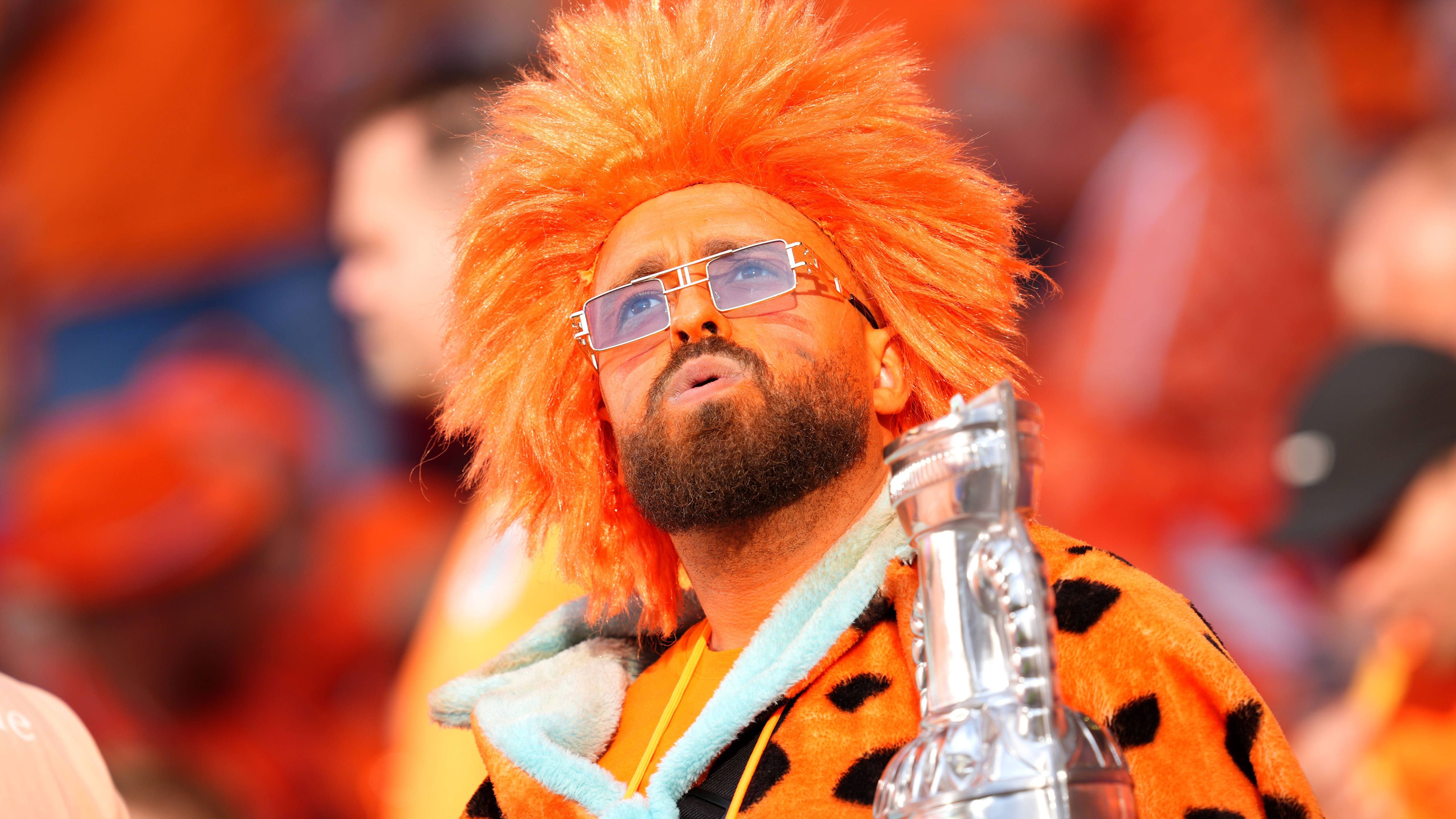 <strong>Holland-Fans hoffen auf zweiten Turniersieg</strong><br>So kennen wir die Holland-Fans: Viel Orange und eine extravagante Perücke.