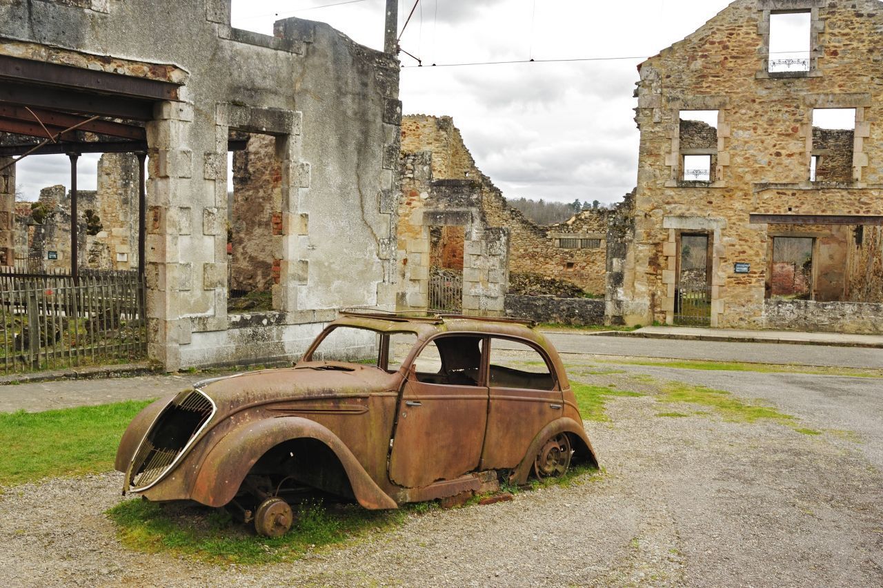 Oradour-sur-Glane, Frankreich: Am 10. Juni 1944 verübte die Waffen-SS hier ein Kriegsverbrechen. 150 Soldaten umstellten das kleine Dorf, brannten alle Häuser nieder und töteten Hunderte Menschen. 1946 erklärte der damalige französische Präsident das Ruinendorf zur Gedenkstätte. Es sollte nie wiederaufgebaut werden, sondern als Mahnmal dienen.