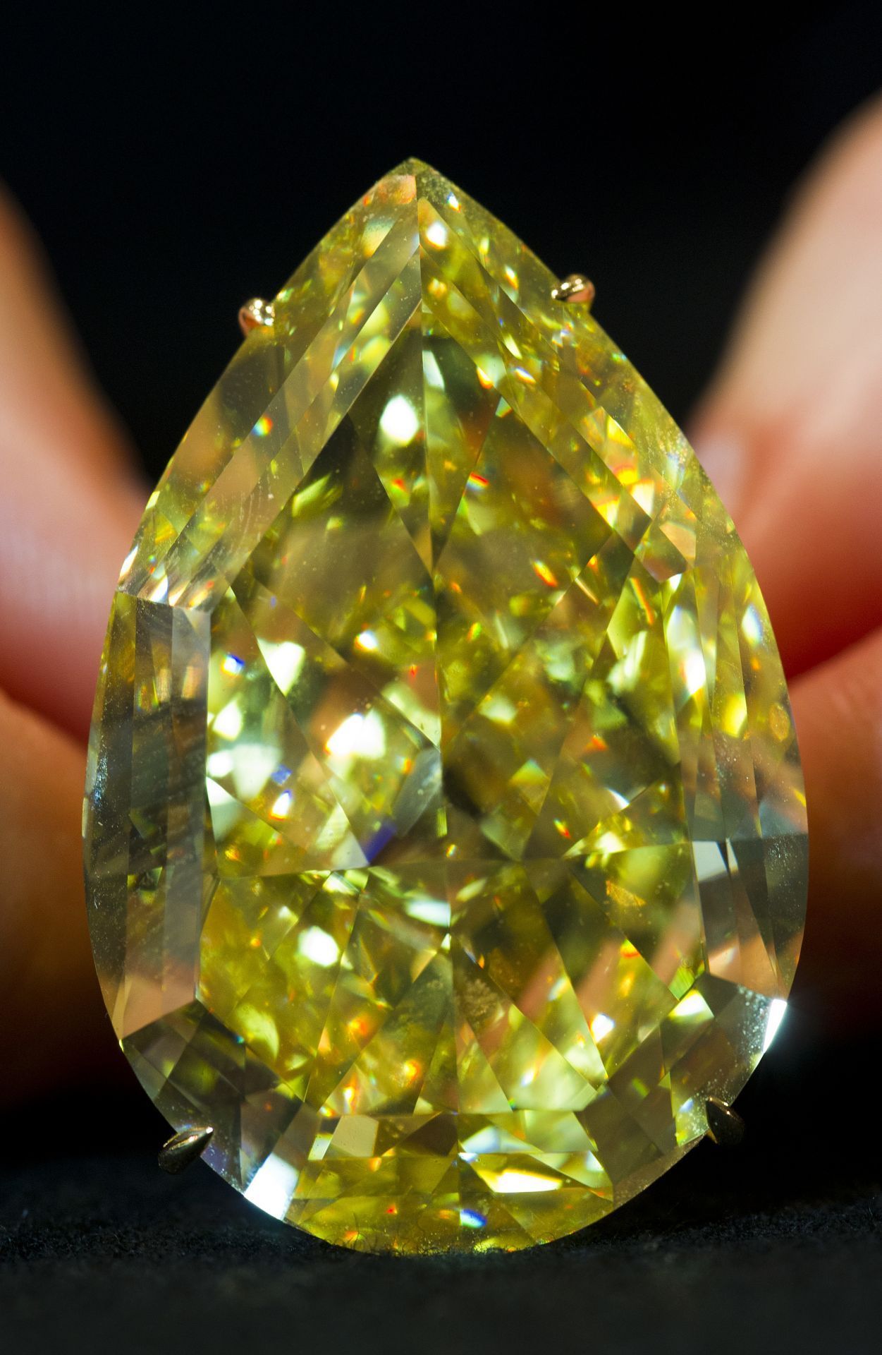 Der "Sun Drop" aus Südafrika gilt mit 110 Karat als der größte gelbe Diamant, der je versteigert wurde. 2011 erzielte er bei einer Genfer Auktion etwas über 8 Millionen Euro. Entdeckt wurde er 2010 und ist im "Birnen“- oder auch Tropfenschliff veredelt, wodurch er seinen Namen erhielt.