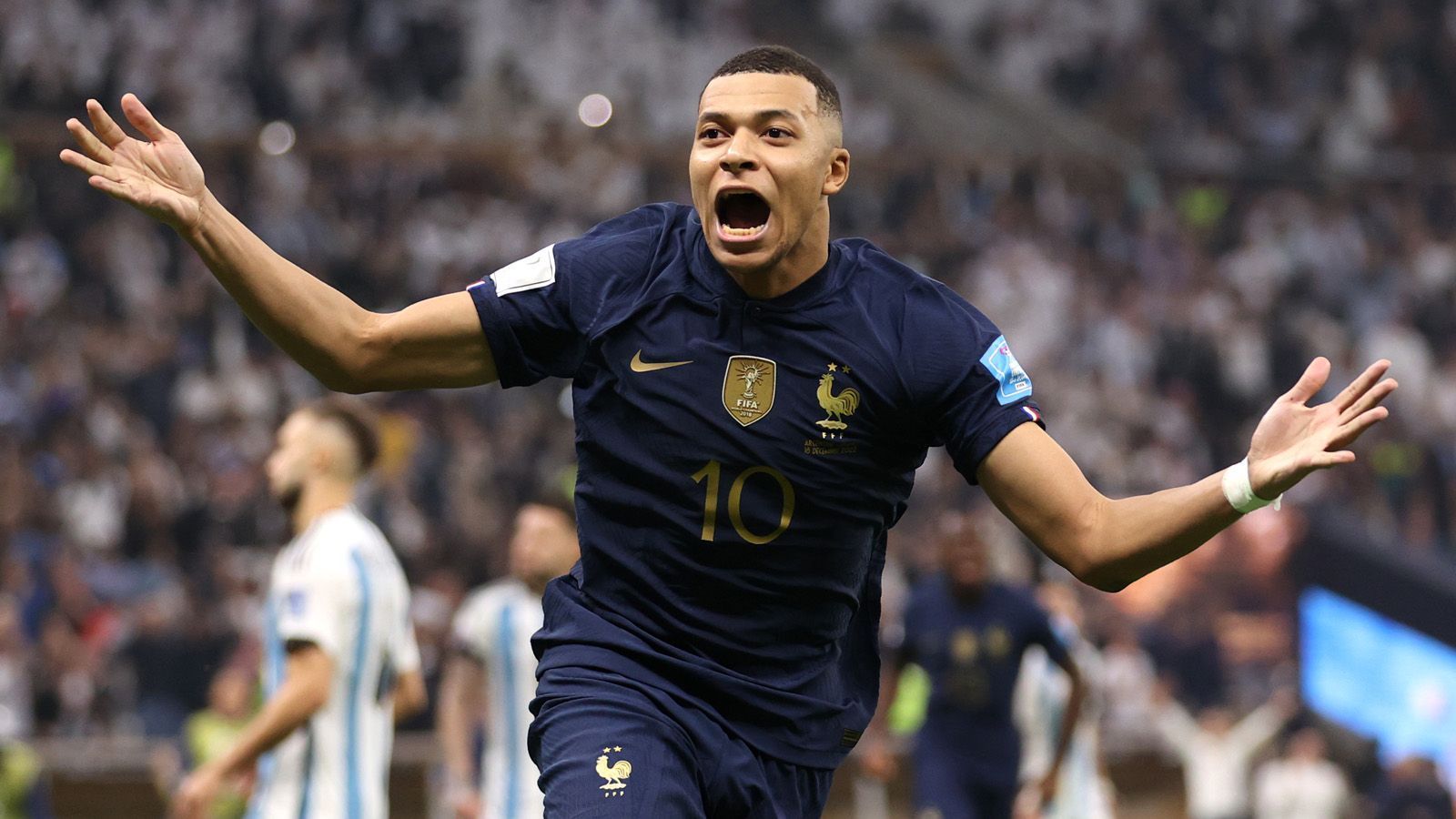 
                <strong>Platz 1: Kylian Mbappe (plus 20 Millionen)</strong><br>
                &#x2022; Nationalmannschaft: Frankreich<br>&#x2022; Verein: Paris St. Germain<br>&#x2022; alter Marktwert: 160 Millionen Euro<br>&#x2022; <strong>neuer Marktwert: 180 Millionen Euro (Steigerung um 12,5 Prozent)</strong><br>
              