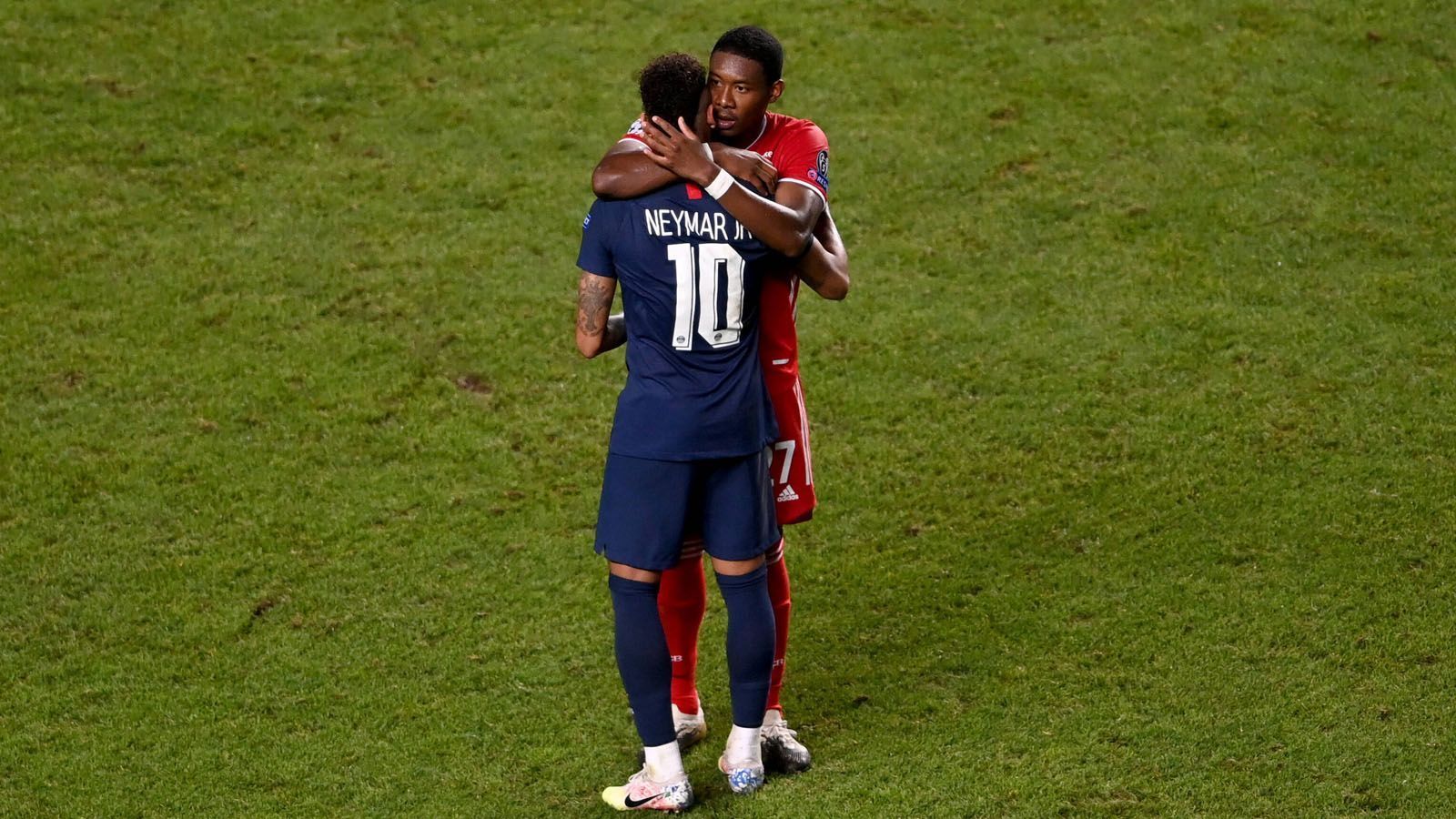 
                <strong>Defensive</strong><br>
                Noch größer ist der Unterschied bei den begangenen Fouls pro Partie. Gerade einmal 0,4 Mal pro Partie musste Alaba in der vorangegangenen Spielzeit zu unerlaubten Mitteln greifen. In dieser Saison leistet er sich hingegen bislang ein Foulspiel pro Partie. Auch die Anzahl der gewonnenen Abseitsduelle stieg von 0,6 auf 1,4 pro Partie in dieser Saison. Ebenso nahmen auch die geklärten Situationen durch Alaba zu. Waren es 19/20 noch 1,2 pro Partie, sind es in diesem Jahr 1,6 Klärungen pro Spiel.
              