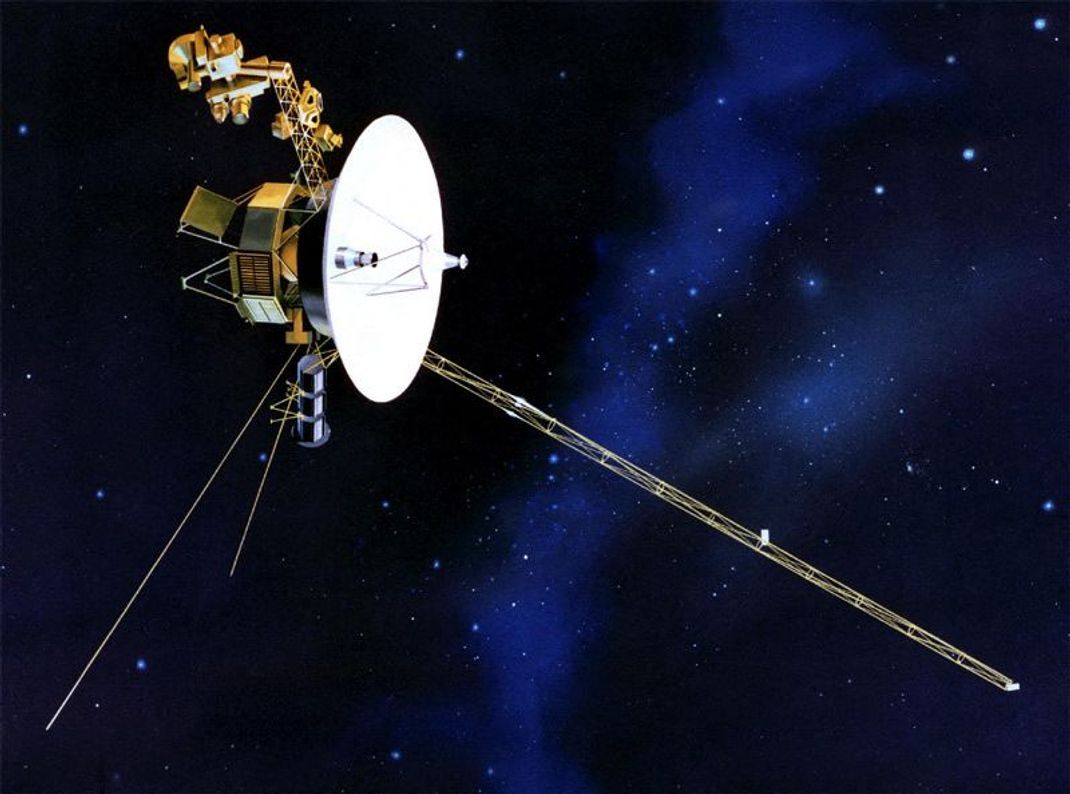 Voyager 2: Die gut 800 Kilo schwere Sonde erforschte auf ihrem Weg durchs All verschiedene Planeten unseres Sonnensystems. Das haben beide Sonden nun schon verlassen. Jährlich soll die Entfernung zu unserer Sonne rund 540 Millionen Kilometer zunehmen..