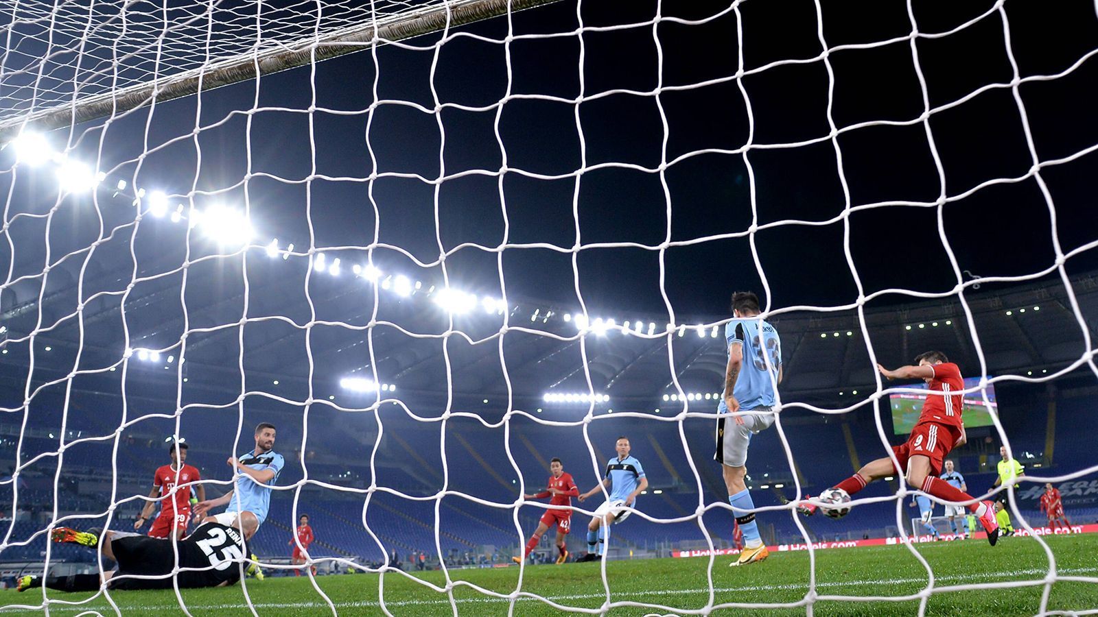 
                <strong>3. Bayern ist auswärts in der Champions League eine Macht</strong><br>
                Das letzte Auswärtsspiel in der Königsklasse gewannen die Münchner 4:1 im Achtelfinale gegen Lazio Rom. Für den FCB war es das 17. Champions-League-Gastspiel in Folge ohne Pleite (13 Siege, vier Remis), womit die Bayern einen neuen Rekord aufstellten.
              