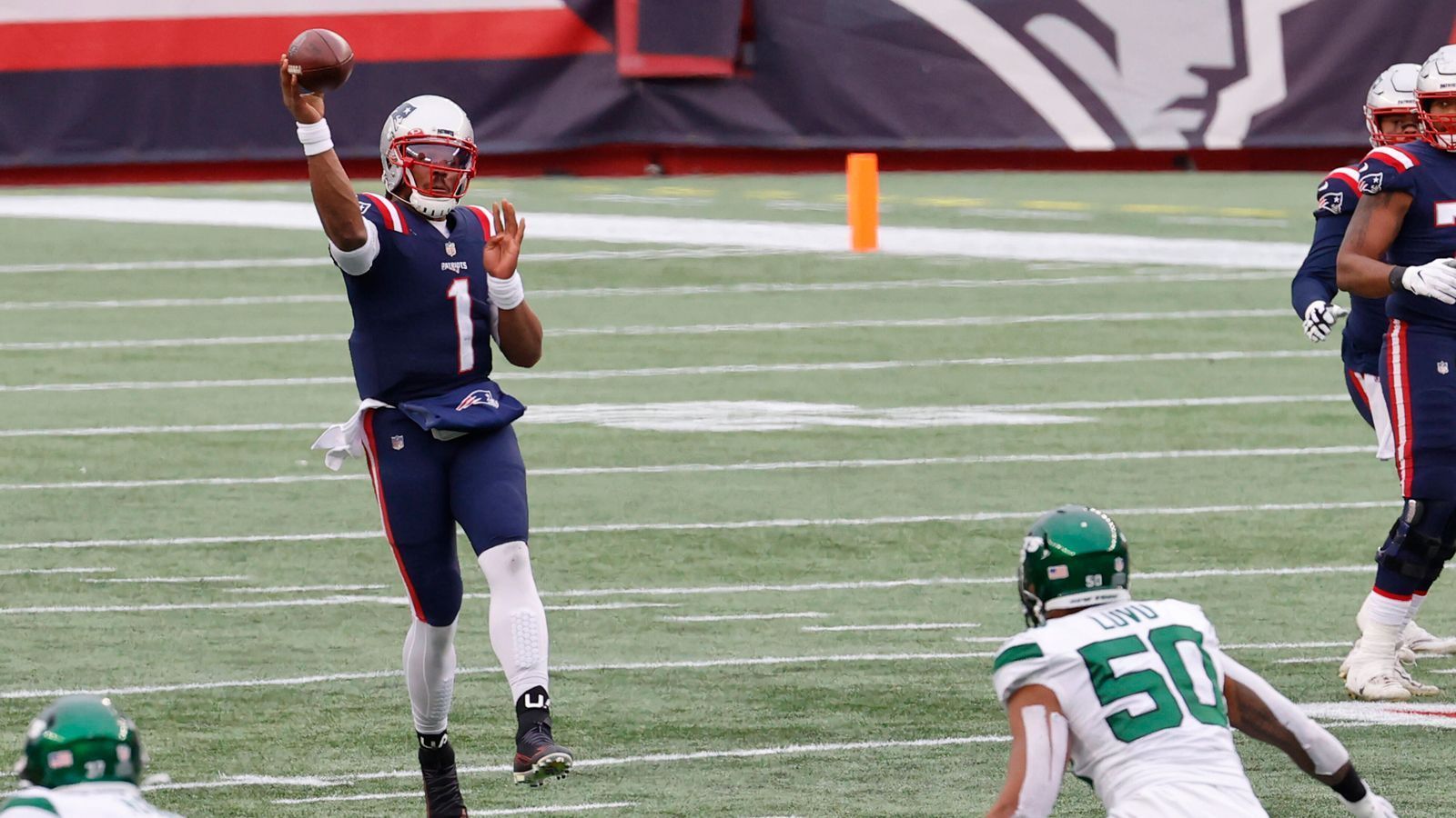 
                <strong>New England Patriots</strong><br>
                Die New England Patriots finden sich nach dem gescheiterten Experiment mit Cam Newton (Bild) weiterhin auf Quarterback-Suche. Jarrett Stidham scheint auch keine ernsthafte Option sein, denn er erhielt trotz der Schwächen von Newton kaum Spielzeit. Deswegen werden die Patriots wohl aggressiv nach einem neuen Quarterback suchen. So werden sie als Anwärter für Stafford und Watson gehandelt, selbst eine Rückkehr von Jimmy Garoppolo soll im Gespräch sein. Möglicherweise holt sich Head Coach Bill Belichick aber auch seinen zukünftigen Spielermacher im Draft. Dort picken die Patriots zwar erst an der 15. Stelle, aber selbst dort dürften noch spannende Talente verfügbar sein.
              