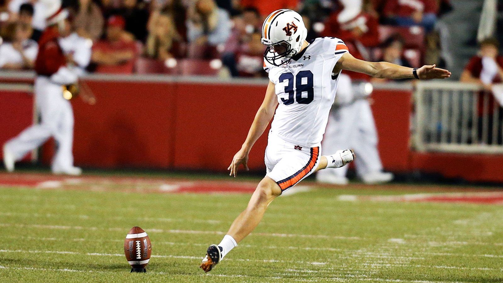 
                <strong>Am College ein Überflieger</strong><br>
                Daniel Carlson spielte am College für die Auburn Tigers. Bei 192 Versuchen verschoss er keinen einzigen Extra-Punkt. Seine Field-Goal-Quote betrug 80,7 Prozent. Er stieg zum All-Time-Leading-Scorer der Southeastern Conference (SEC) auf und zog somit das Interesse vieler NFL-Teams auf sich. Beim NFL Draft 2018 wurde er in der 5. Runde an Position 167 von den Minnesota Vikings gedraftet.
              