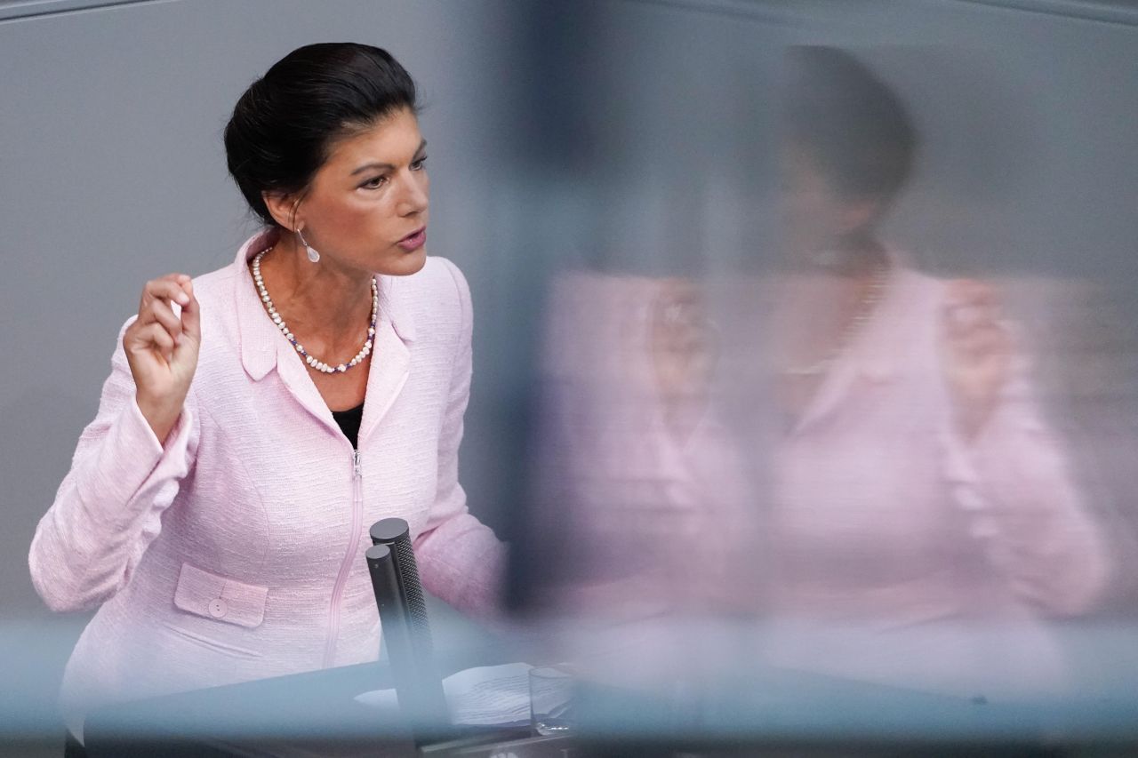 Sahra Wagenknecht will "Die Linke" nicht verlassen, obwohl nach der Veröffentlichung eines parteikritischen Buches von Wagenknecht zunächst ein Parteiausschluss gefordert worden war.