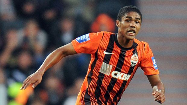 
                <strong>Sein Werdegang: Ungewöhnlich</strong><br>
                5. Sein Werdegang: ungewöhnlich. Trotz angeblicher Angebote von Chelsea, Manchester United, Real Madrid und Barcelona wechselt Douglas Costa 2010 zu Schachtjor Donezk. Fünf Jahre bleibt er in der Ukraine, ehe der FC Bayern zuschlägt. "Dort bin ich zum Mann geworden", sagt der 25-Jährige. 
              