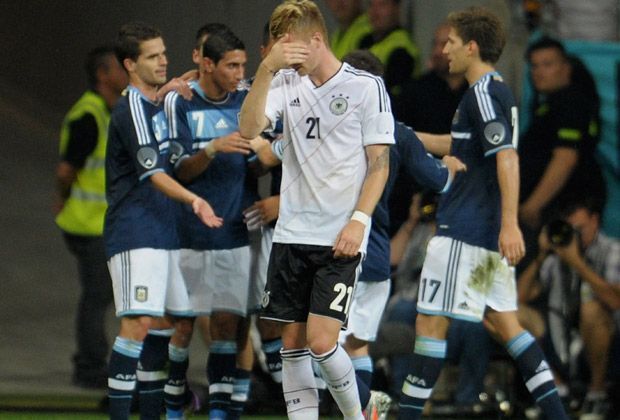 
                <strong>15.8.2012: Deutschland - Argentinien 1:3</strong><br>
                Vor zwei Jahren standen die dreimaligen gegen den zweimaligen Weltmeister in Frankfurt gegenüber. Es ist die erste Partie nach dem EM-Aus gegen Italien. Die Elf von Joachim Löw unterliegt mit 1:3. Nicht nur Marco Reus ist bedient.
              