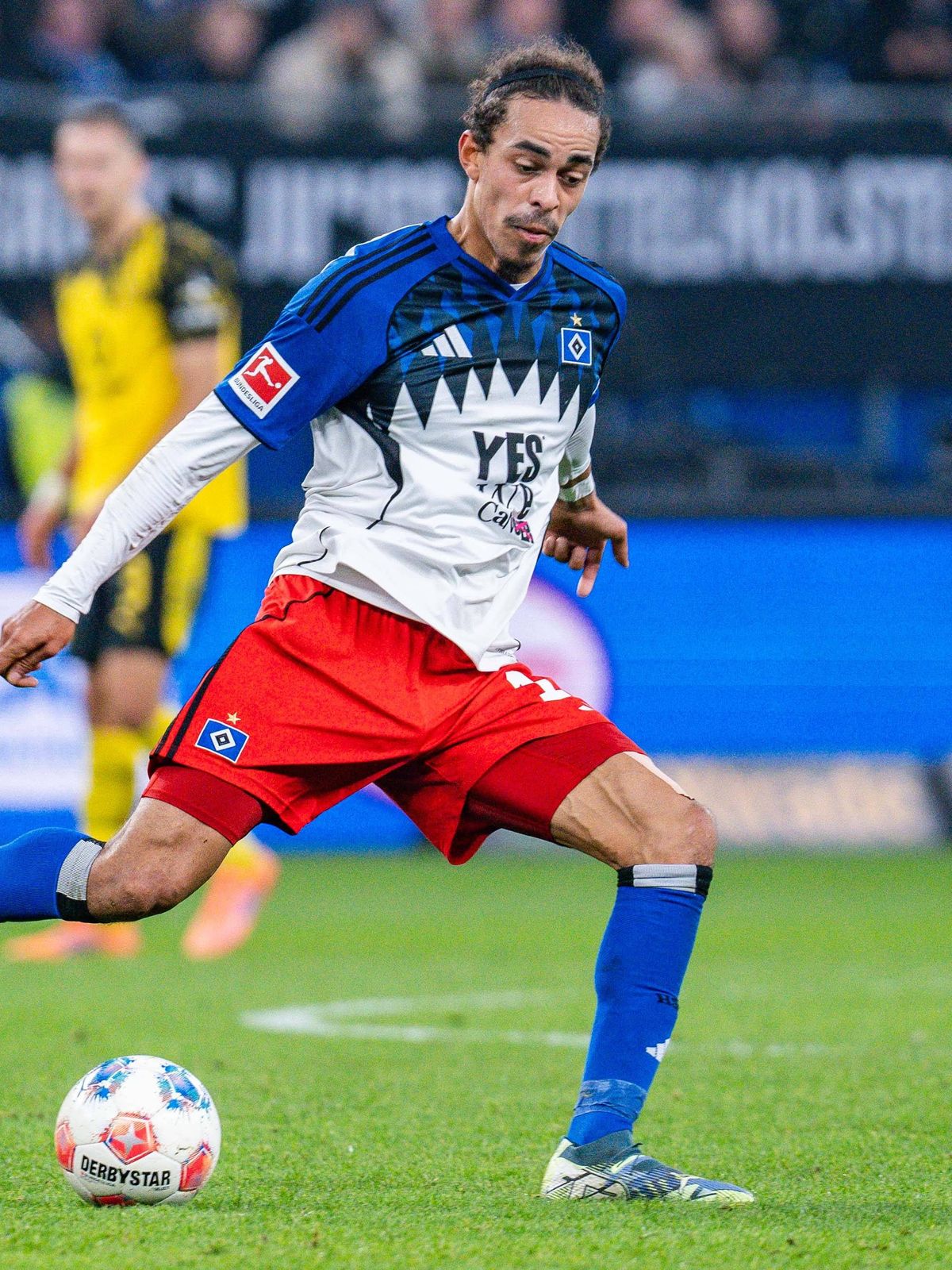 08.11.2025, Hamburger SV vs. Borussia Dortmund, 1. Bundesliga, 10. Spieltag Yussuf Poulsen (Hamburger SV, 15) Wichtiger Hinweis: Gemaess den Vorgaben der DFL Deutsche Fussball Liga bzw. des DFB Deu...