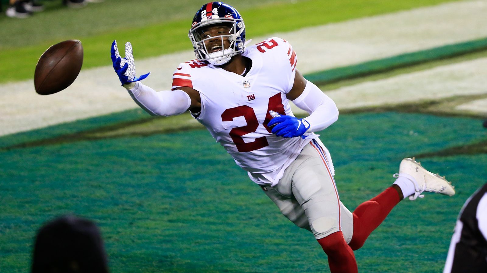 
                <strong>James Bradberry (Cornerback)</strong><br>
                Der Cornerback war die namhafte Verstärkung in der Offseason - und hielt von Beginn an Wort. Der Passverteidiger nimmt Woche für Woche den besten Wide Receiver des Gegners aus dem Spiel. Bereits am zweiten Spieltag deutete er mit einer Interception und vier verteidigten Pässen gegen Allen Robinson von den Chicago Bears an, was die Giants an ihm haben. "Er sticht mit seinem Spiel heraus. Wenn er etwas sagt, hört jeder im Raum zu", lobt auch Safety Peppers die Führungsqualitäten des Cornerbacks.
              
