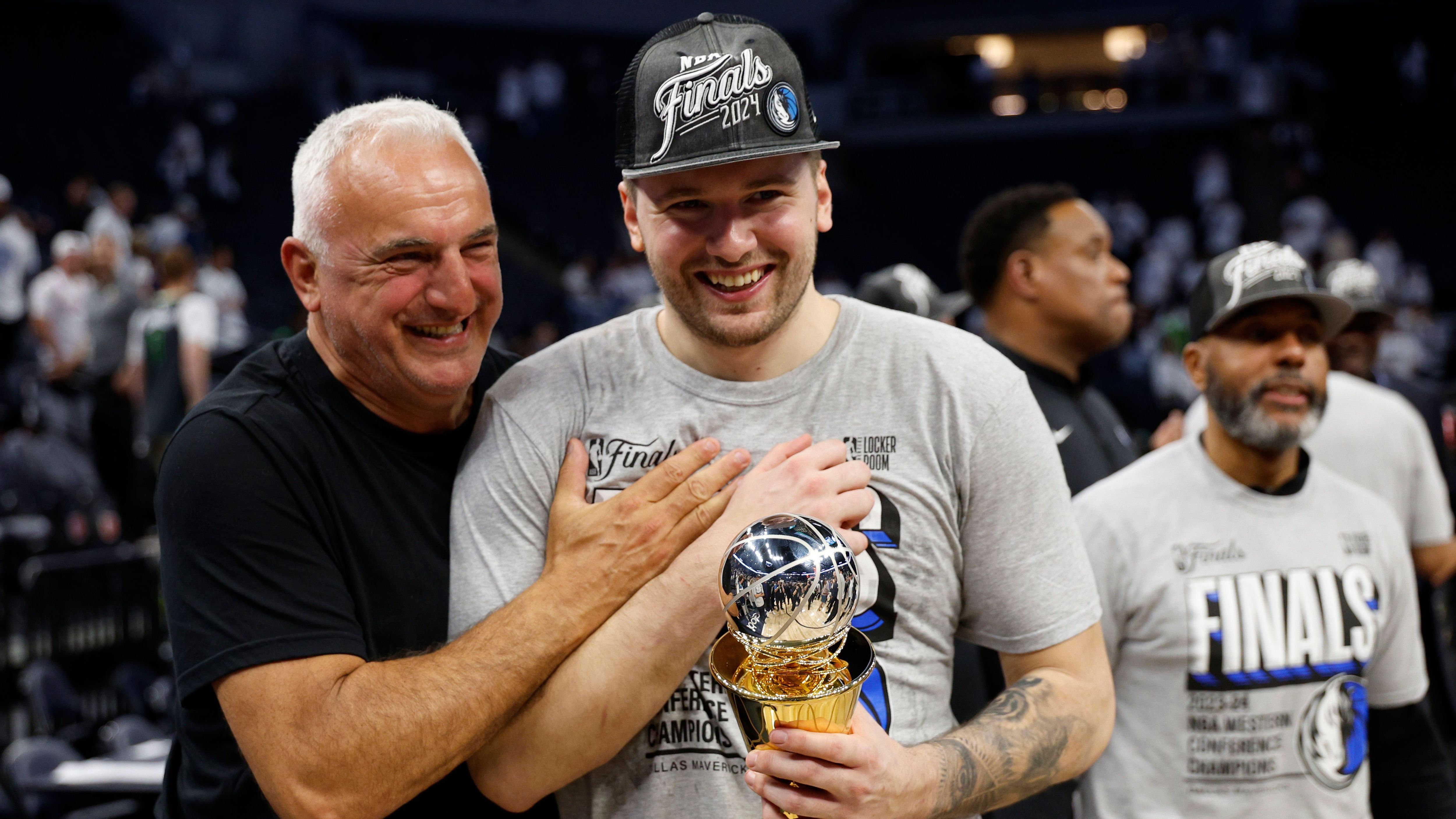 Seit Beginn der Playoffs ist der offensive Output von Doncic überragend. Kaum ein Spieler versteht es so gut, seinen direkten Verteidiger auf den Rücken zu nehmen und daraus Missmatches für sich und seine Mitspieler zu kreieren. Gerade die Center Lively und Gafford profitierten enorm von den hohen Anspielen des "Western Conference Finals MVPs".