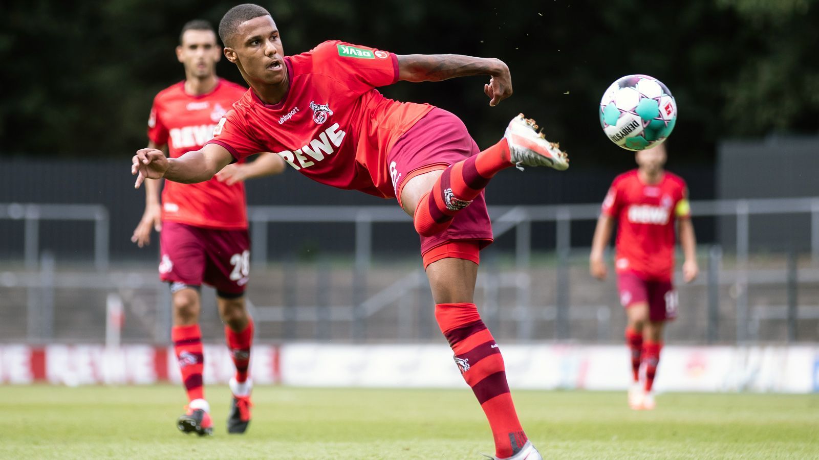 
                <strong>Ismail Jakobs (1. FC Köln)</strong><br>
                Ein Shootingstar der zurückliegenden Bundesliga-Saison ist Kölns Ismail Jakobs. Das FC-Eigengewächs profitierte vor allem vom Trainerwechsel hin zu Markus Gisdol. Der 21 Jahre alte Außenbahnspieler kam in der Saison 2019/20 zu 20 Bundesliga-Einsätzen (zwei Tore). Für Jakobs ist eine DFB-Nominierung tatsächlich Neuland, denn in den vorherigen U-Jahrgängen spielte der Kölner Profi mit Wurzeln im Senegal keine Rolle.
              