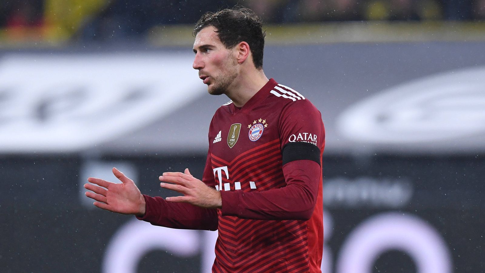 
                <strong>Leon Goretzka</strong><br>
                Nach Hüftproblemen fit fürs Topspiel. Zieht die Strippen im defensiven Mittelfeld, wobei er nicht so dominant auftritt wie gewohnt. Man hat den Eindruck, dass er vor allem im Zweikampf noch zaghaft ist. Kommt jedoch immer besser ins Spiel. Beweist immer wieder ein gutes Auge bei Pässen in die Tiefe. Die letzte Präzision fehlt allerdings. Ebenso wie der gewohnte Zug zum Tor. In der 65. Minute für Musiala ausgewechselt. ran-Note: 3
              