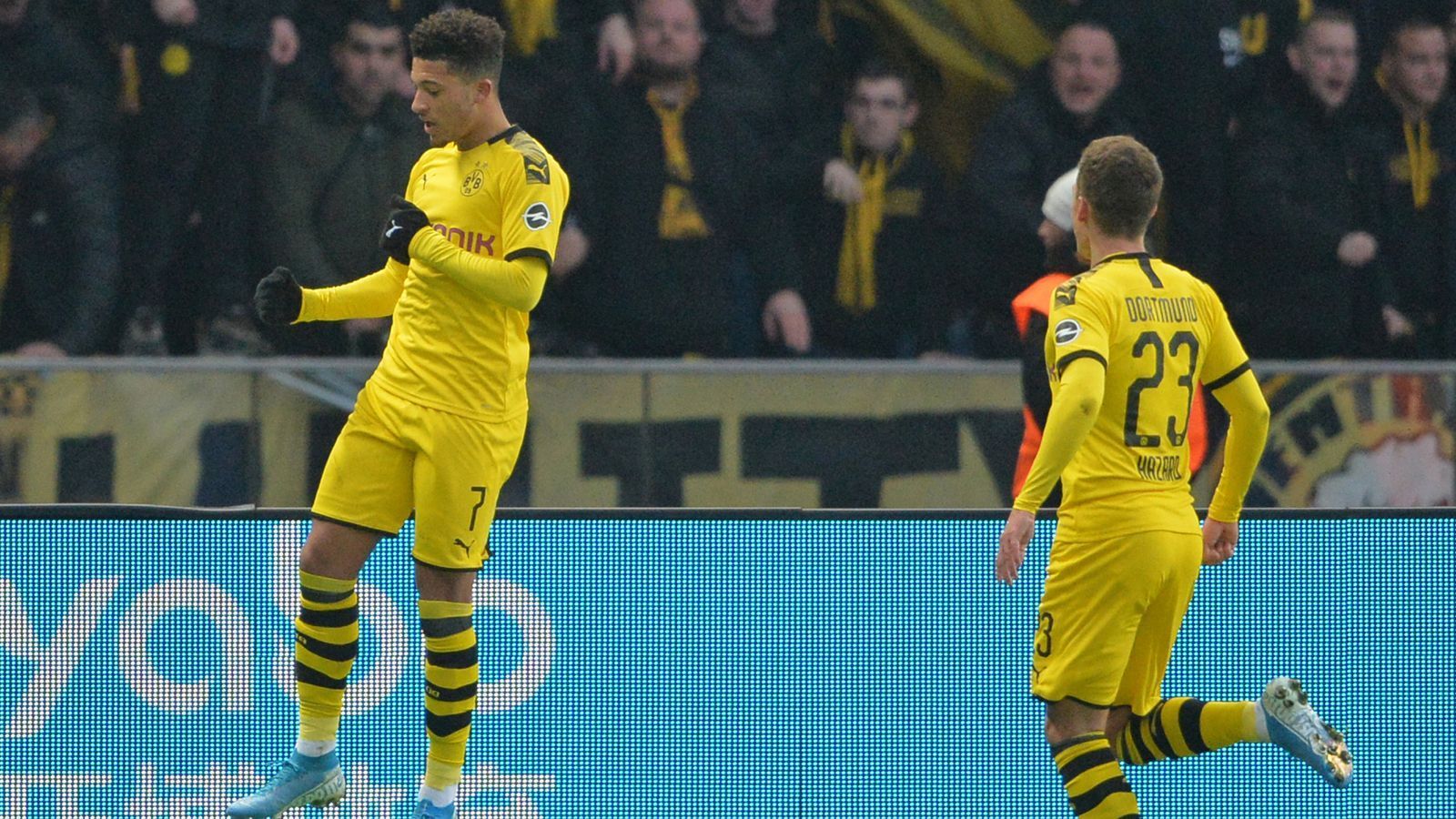 
                <strong>Platz 2: Borussia Dortmund (Jadon Sancho und Thorgan Hazard): 53 Scorerpunkte</strong><br>
                Wie auch in der Liga rangiert der BVB mit seinem Duo aus Jaden Sancho und Thorgan Hazard auf Platz zwei bei den Top-Scorern. Sancho ist mit 16 Assists einer der Vorlagenkönige der Bundesliga, während Hazard mit 13 Vorlagen glänzt. Der Engländer ist zudem torgefährlicher als sein belgischer Partner, Sancho steht bei 17 und Hazard bei sieben Toren. Zusammen mit Winterneuzugang Erling Haaland besitzen die Dortmunder einen der gefährlichsten Angriffe Europas.
              