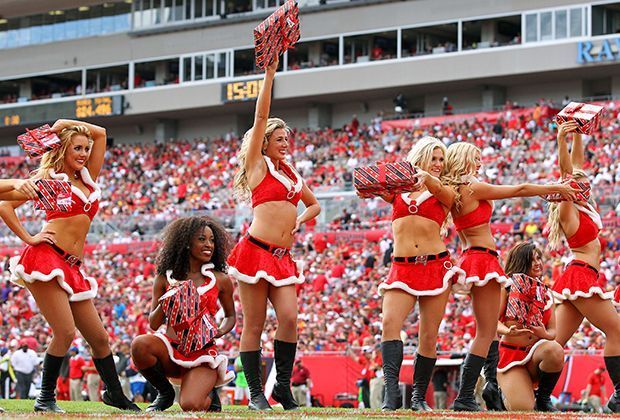 
                <strong>Tampa Bay Buccaneers</strong><br>
                In Tampa gibt es Geschenke: Die Mädels der Buccaneers haben Präsente für ihre Fans dabei, und das sind nicht nur sie selbst. 
              
