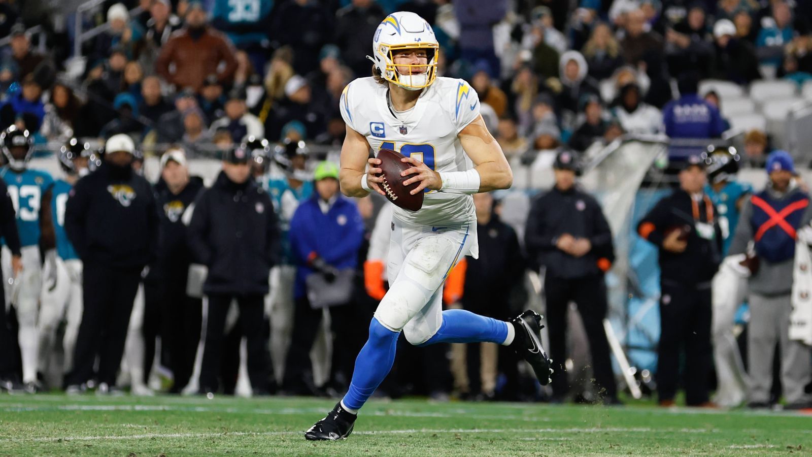 
                <strong>Platz 12: Justin Herbert</strong><br>
                &#x2022; Team: Los Angeles Chargers<br>&#x2022; Position: Quarterback<br>&#x2022; Platzierung im Vorjahr: 10<br>
              
