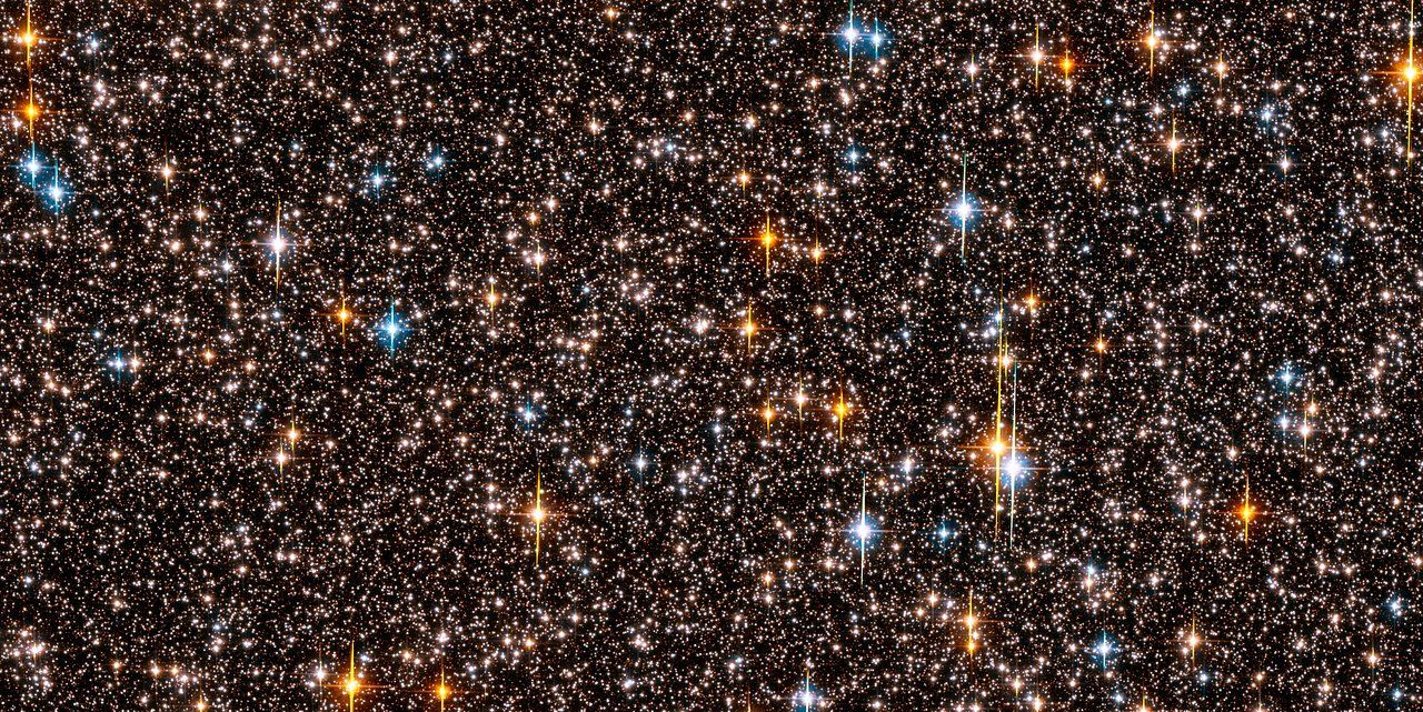 Auf diesem Bild vom Hubble-Teleskop sind etwa 35.000 Sterne zu sehen. Leider strahlen sie so hell, dass man benachbarte Planeten (fast) nicht erkennen kann.