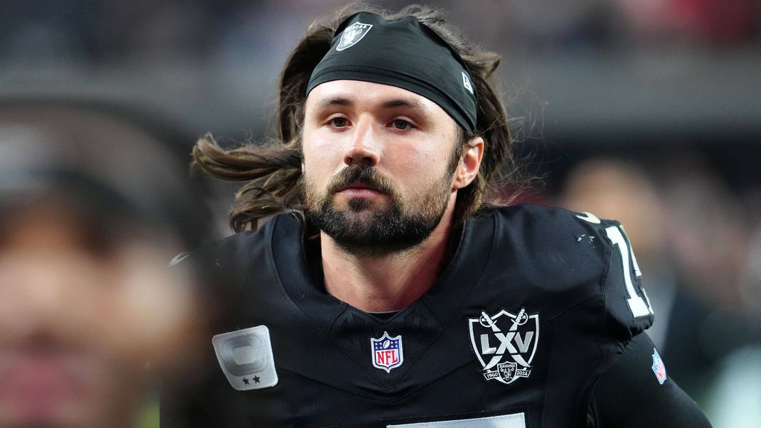 NFL, American Football Herren, USA Kansas City Chiefs at Las Vegas Raiders Oct 27, 2024; Paradise, Nevada, USA; Las Vegas Raiders quarterback Gardner Minshew (15) leaves the field after the Raiders were defeated by the Kansas City Chiefs 27-20 at Allegiant Stadium. Paradise Allegiant Stadium Nevada USA, EDITORIAL USE ONLY PUBLICATIONxINxGERxSUIxAUTxONLY Copyright: xStephenxR.xSylvaniex 20241027_ams_cs1_0079