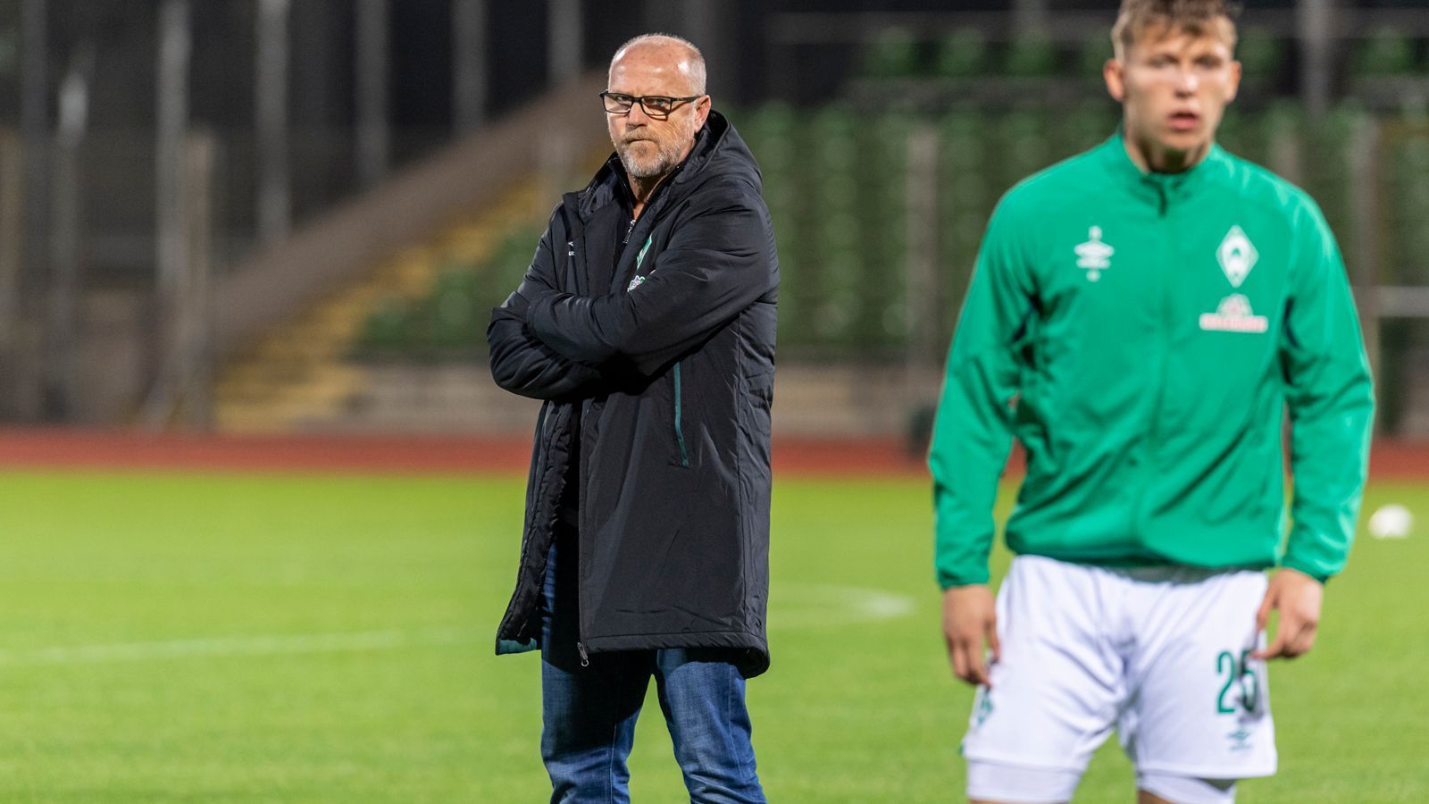 
                <strong>Thomas Schaaf (Werder Bremen, Technischer Direktor)</strong><br>
                Von 1980 bis 1994 als Spieler und von 1999 bis 2013 als Trainer. Thomas Schaaf prägte sowohl als Aktiver als auch später als Coach jeweils eine (sehr erfolgreiche) Ära bei Werder Bremen. Unter dem Bremens Trainer Schaaf wurde Werder zwischenzeitlich sogar zum größten Rivalen des FC Bayern München und holte 2004 den Meistertitel. Mittlerweile hat sogar schon die dritte Schaaf-Ära an der Weser begonnen, seit Sommer 2018 fungiert der 58-Jährige nämlich als technischer Direktor bei Werder und sprang zuletzt sogar noch mal als Co-Trainer bei den Werder Amateuren ein. 
              