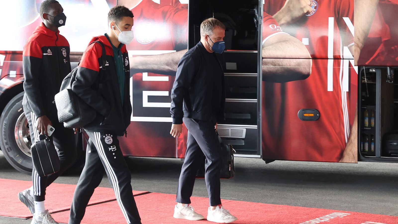 
                <strong>Dank BVB-Sieg: Bayern krönen sich zum Deutschen Meister</strong><br>
                Am 32. Spieltag tütet der FC Bayern dann die Deutsche Meisterschaft ein - bzw. bekommt sie noch vor dem eigenen Spielbeginn gegen Gladbach von einem Konkurrenten quasi eingetütet. Da Borussia Dortmund im Topspiel gegen RB Leipzig mit 3:2 gewinnt, feiern die Münchner schon vor dem Anstoß des eigenen Spiels gegen die "Fohlen" den Meistertitel. Für die Bayern ist es der neunte Meistertitel in Folge und der 31. in der Vereinsgeschichte.  
              